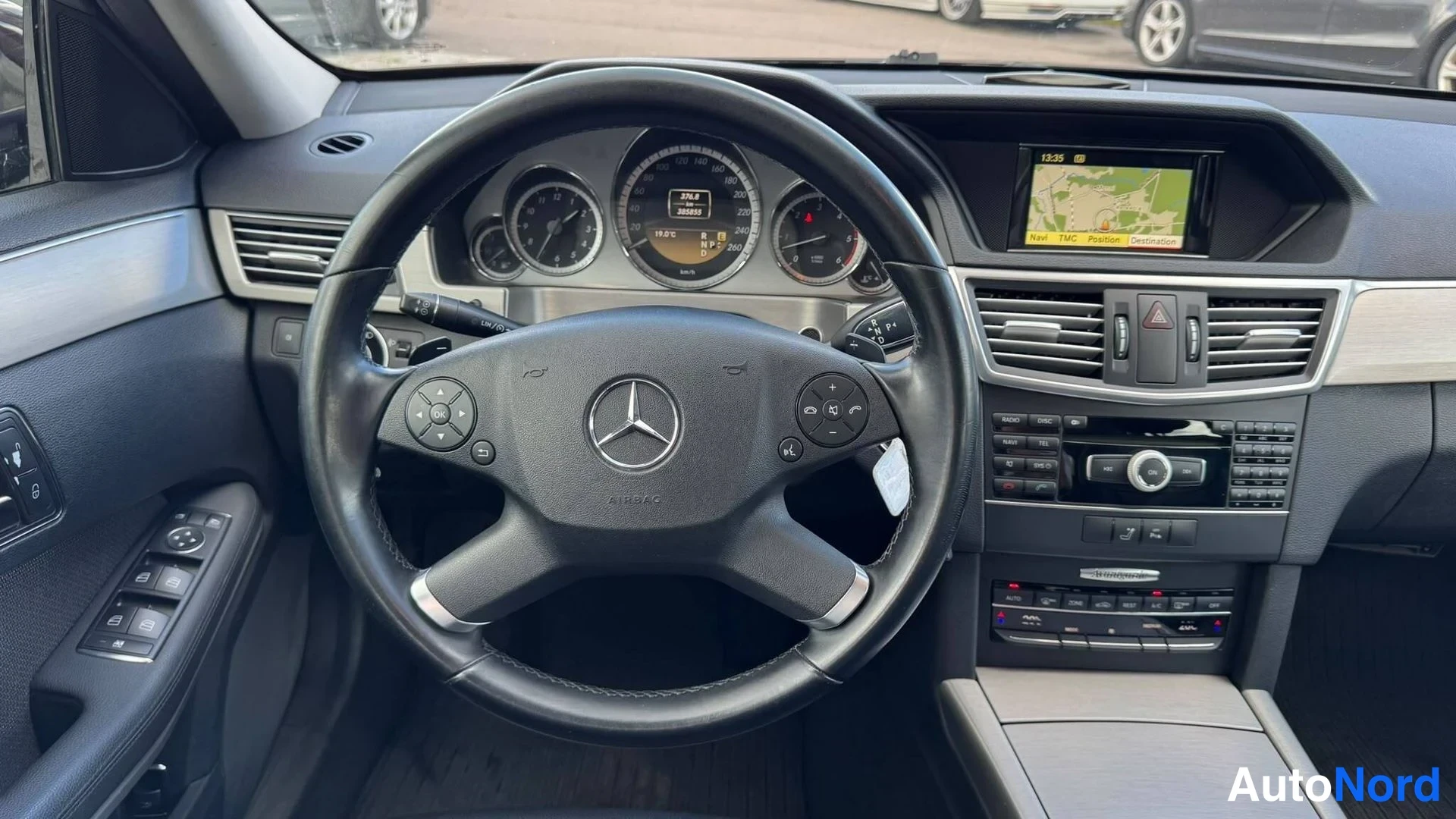 Muu: Mercedes-takapura ohjauspyörä, mittaristo, kartta näyttävä navigaatio ja keskikonsoli.