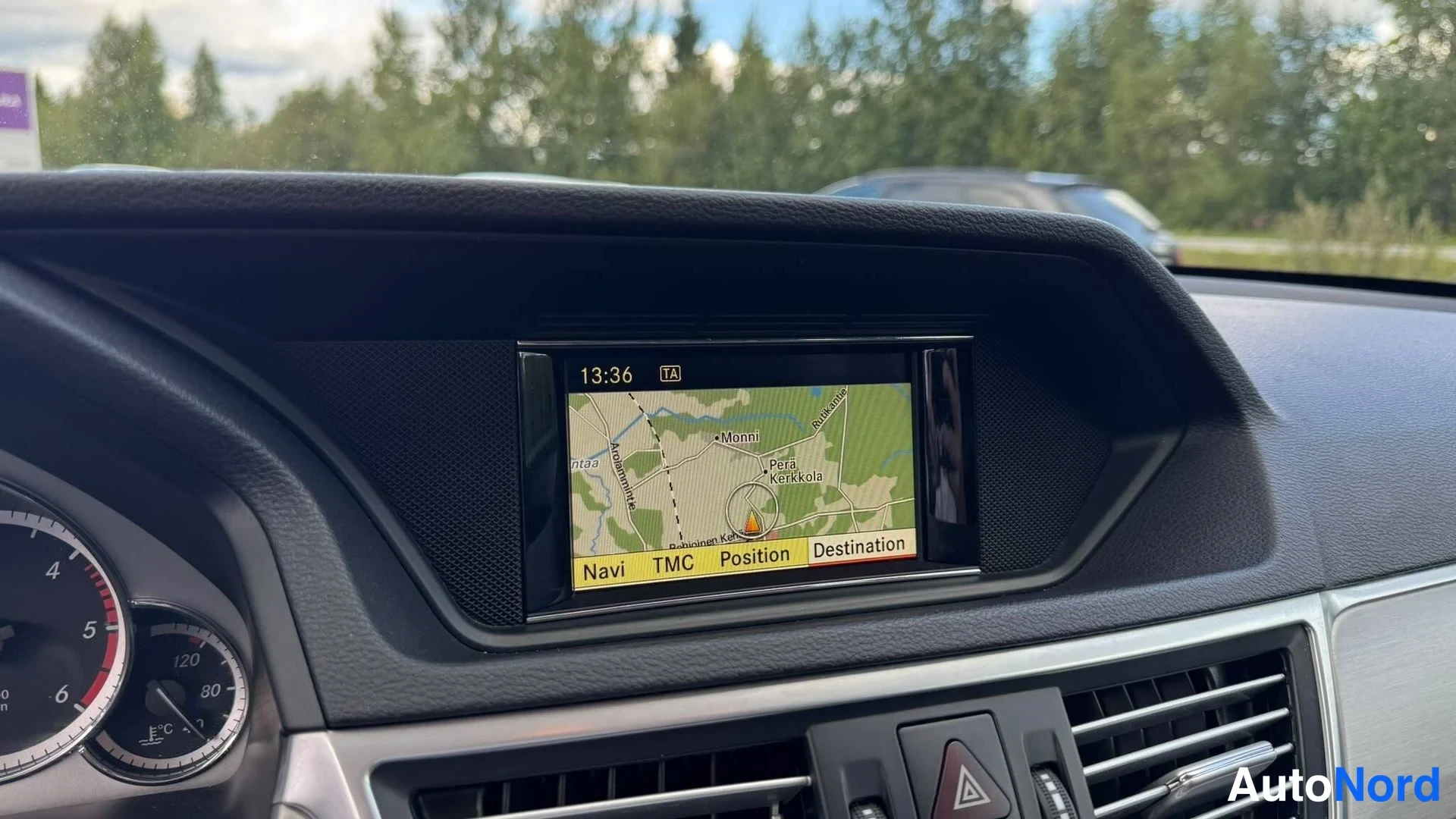 Muu: Kojelaudan navigointinäyttö näyttää karttaa ja aikaan 13:36; valikkopalkissa Navi, TMC, Position, Destination.