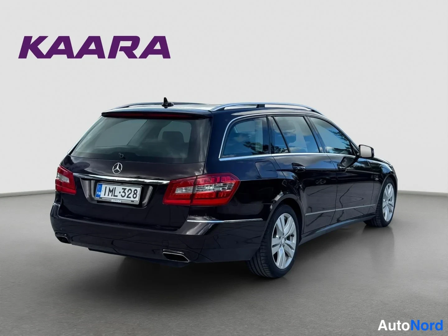 Takaviisto: Mercedes-Benz E-sarjan farmari taka­viistosta vasemmalta, tummanruskea koriväri, takavalot ja perä nakyvissä, rekisteritunnus 1ML-328.