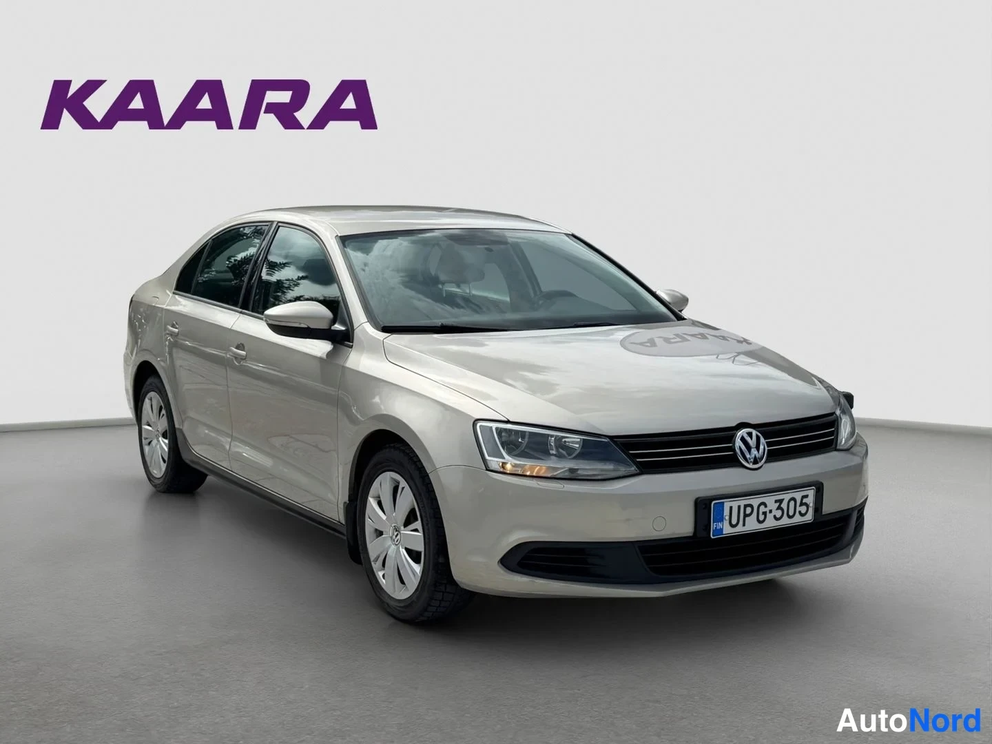 Etuviisto, nokka oikealle: Beige Volkswagen Jetta -sedan etuviistosta oikealta, rekisterikilpi.