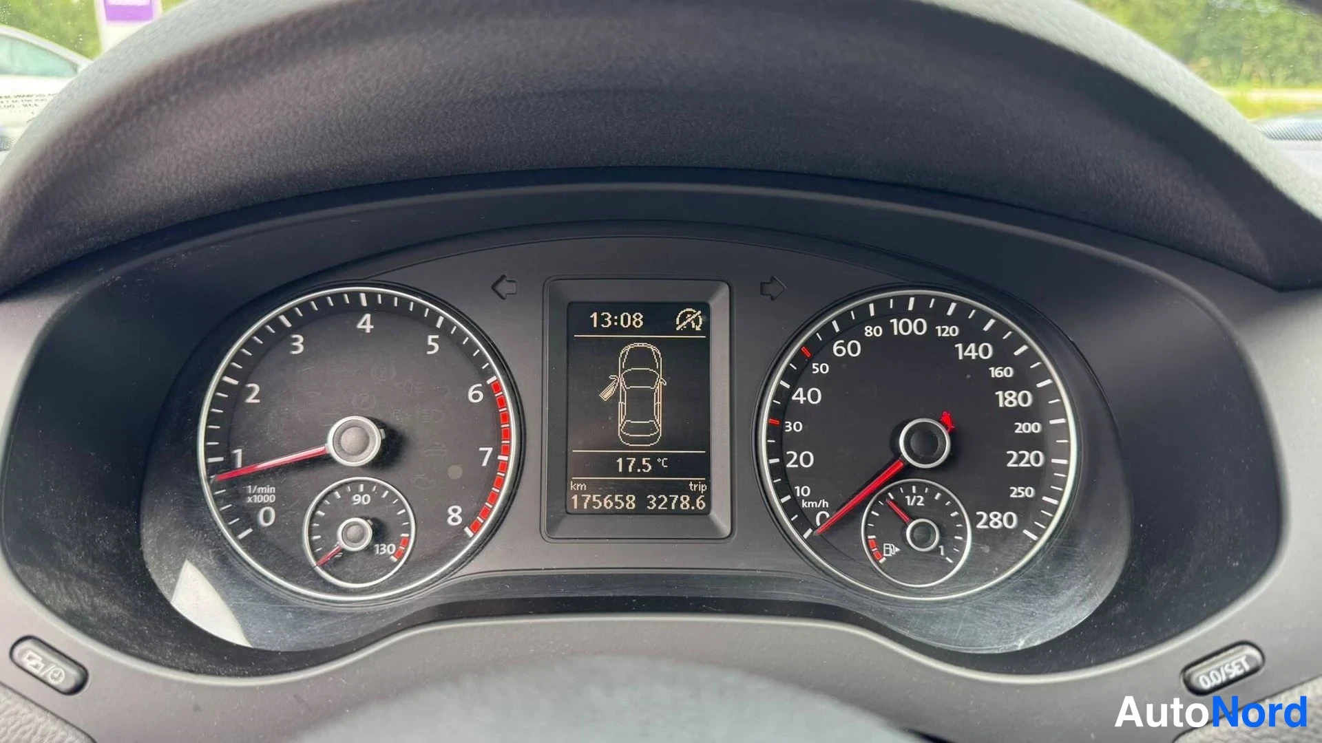 Muu: Mittariston lähikuva: kilometrilaskuri näyttää 175658 km, matka- ja lämpötilanäyttö 17,5 °C.