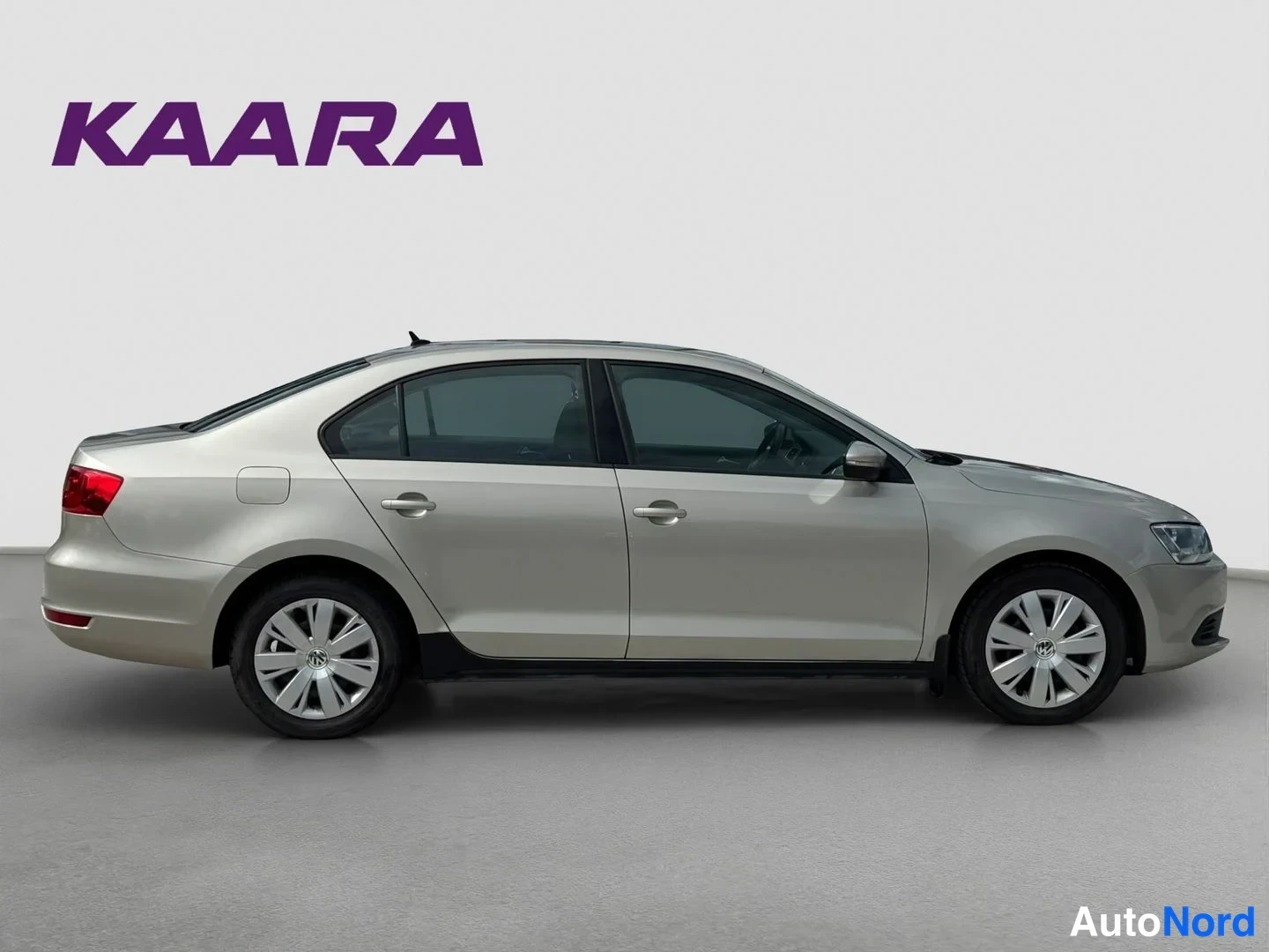 Sivulta: Beige Volkswagen Jetta -sedan sivukuva oikealta puolelta.