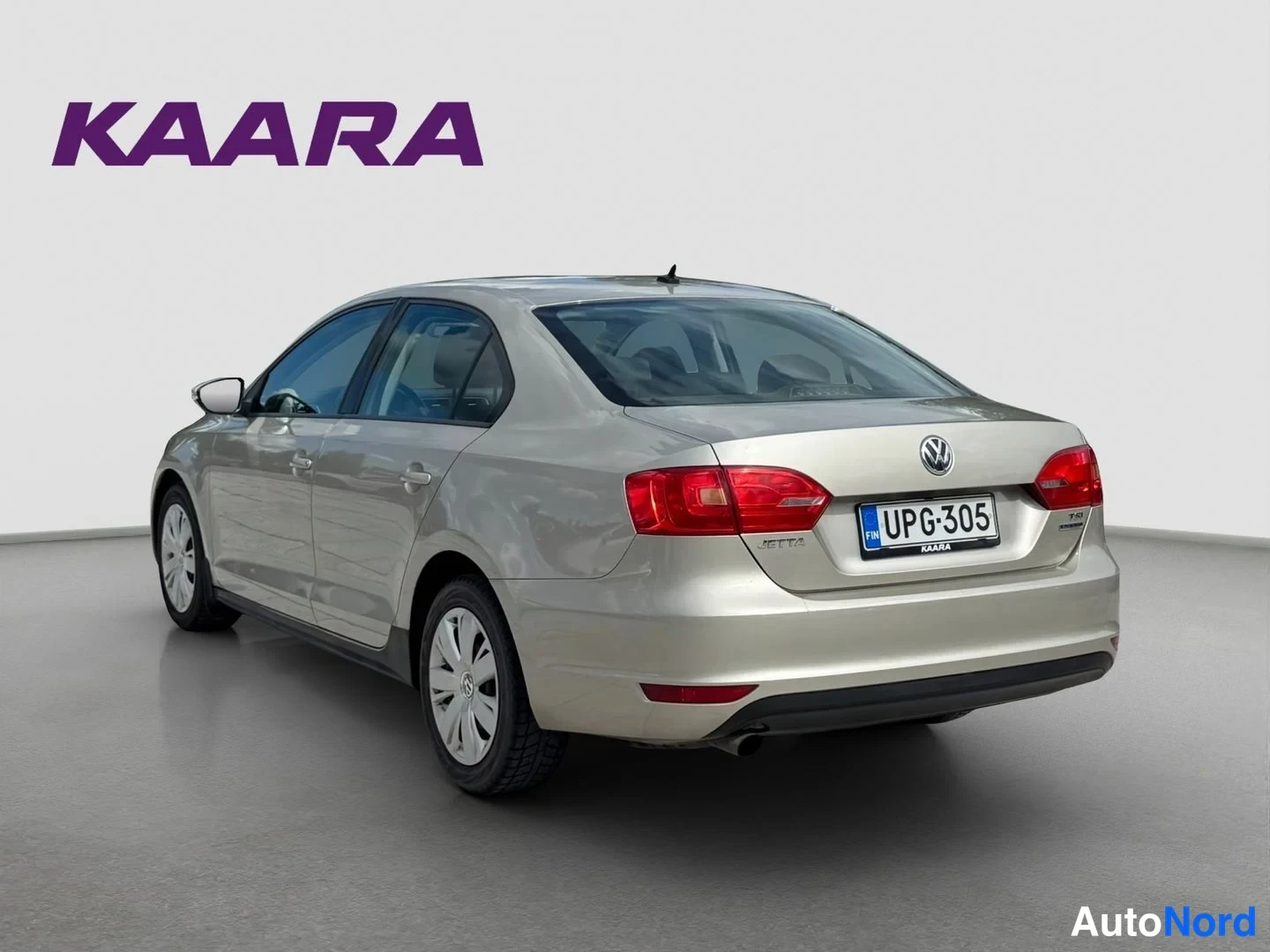 Takaviisto: Volkswagen Jetta -sedanin takakulma vasemmalta, beige runko, rekisteritunnus.