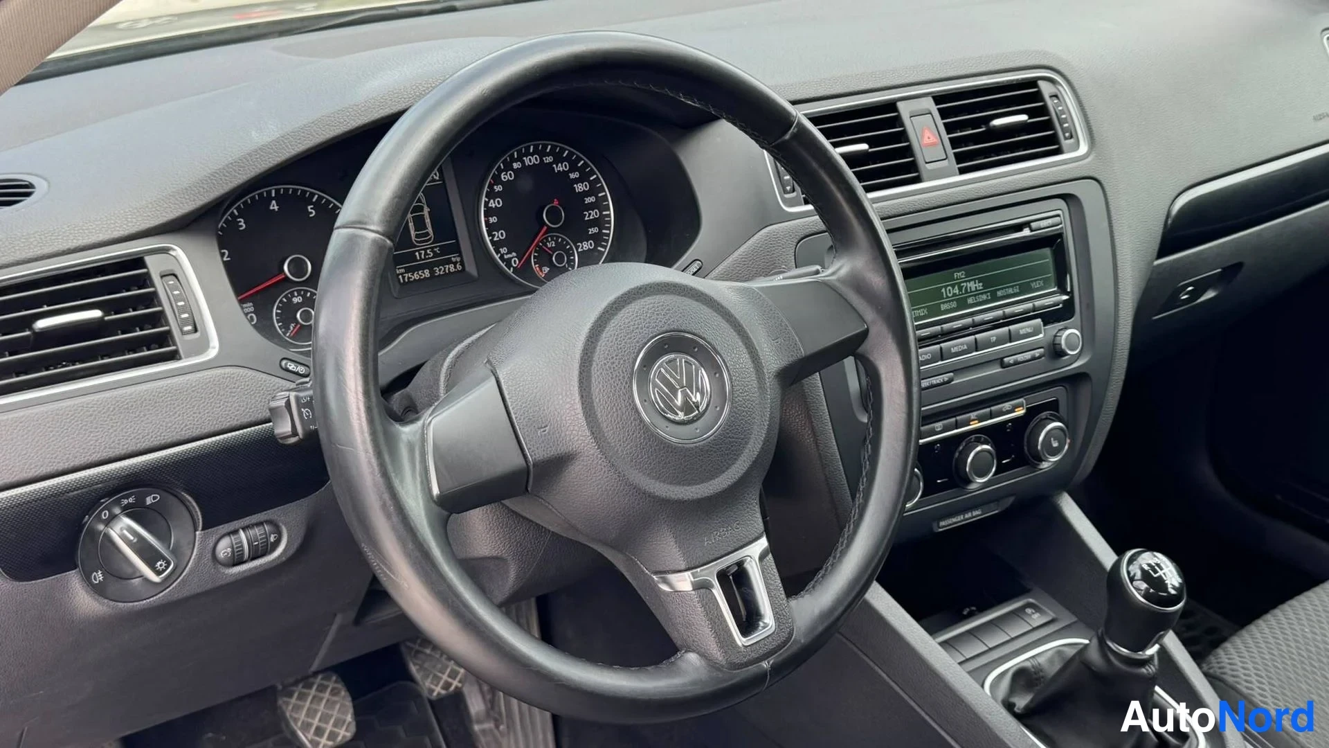 Asiakirja: Volkswagenin ohjaamo: Volante-ohjauspyörä, analogiset mittarit ja radiopaneeli, manuaalivaihteisto.