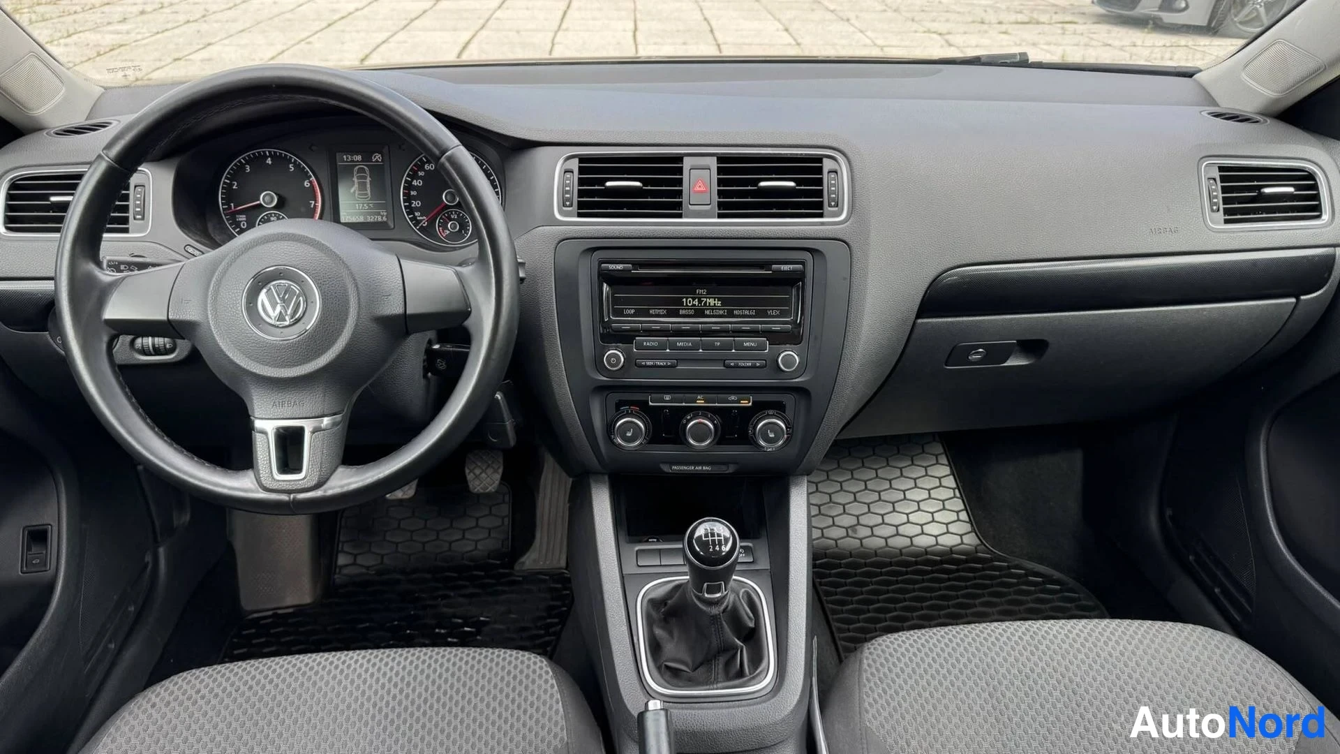 Muu: Ohjaamo kuvattuna etuselkänojalta: VW-ohjauspyörä, mittaristo, radiojaksollinen keskikonsoli ja manuaalivaihtoheitin näkyvät.
