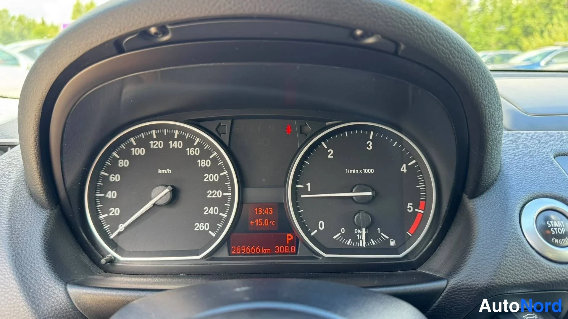 Yksityiskohta: Kojelauta: nopeusmittari asteikolla 0–260 km/h, diesel-mittaristo, matkamittari 269 666 km, ajetut 308,8 km, lämpötila +15,0 °C ja automaattivaihteen P-asento n