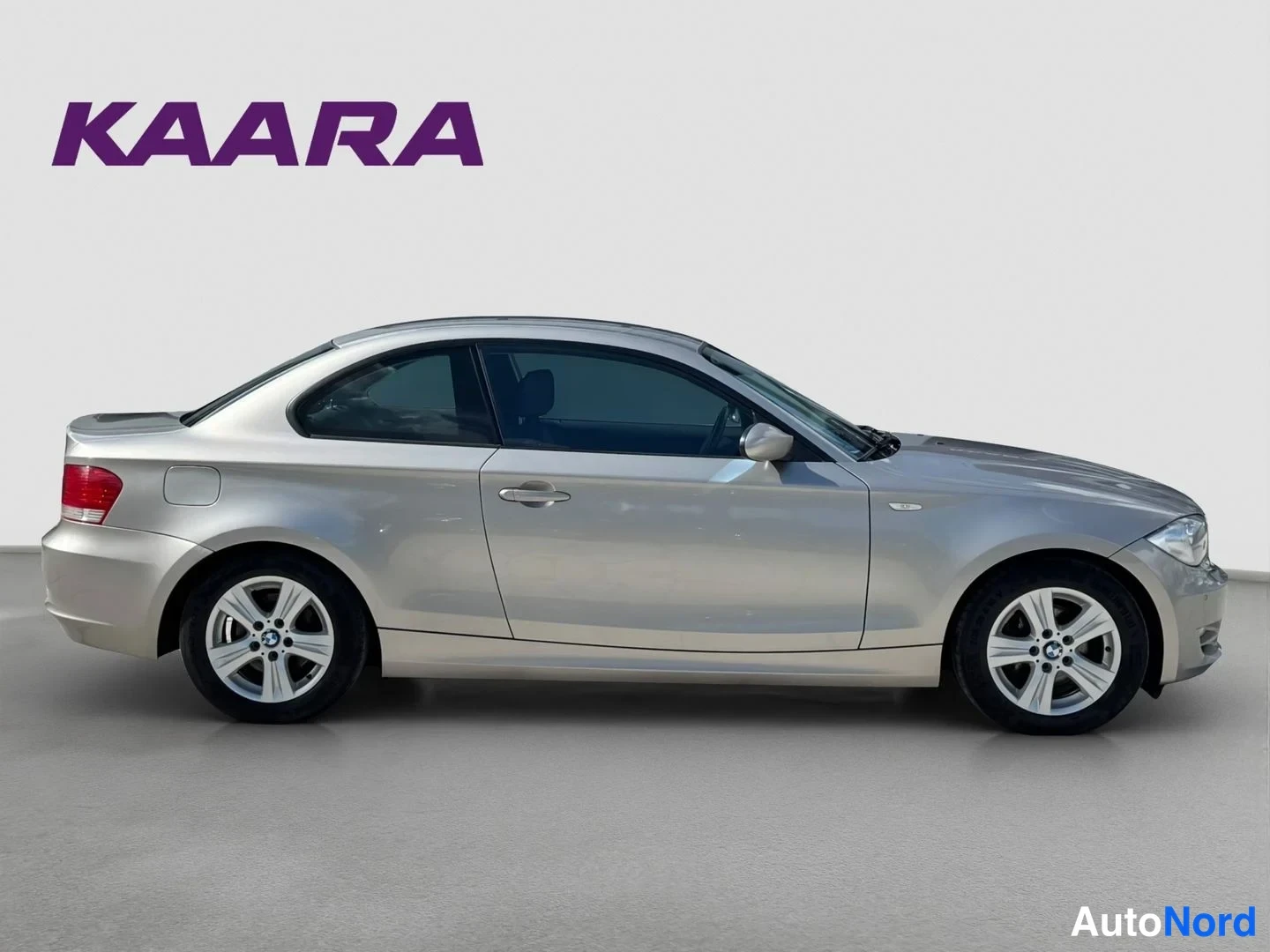 Sivulta: Kultava BMW Coupé sivulta oikealta, rekisteritunnus.