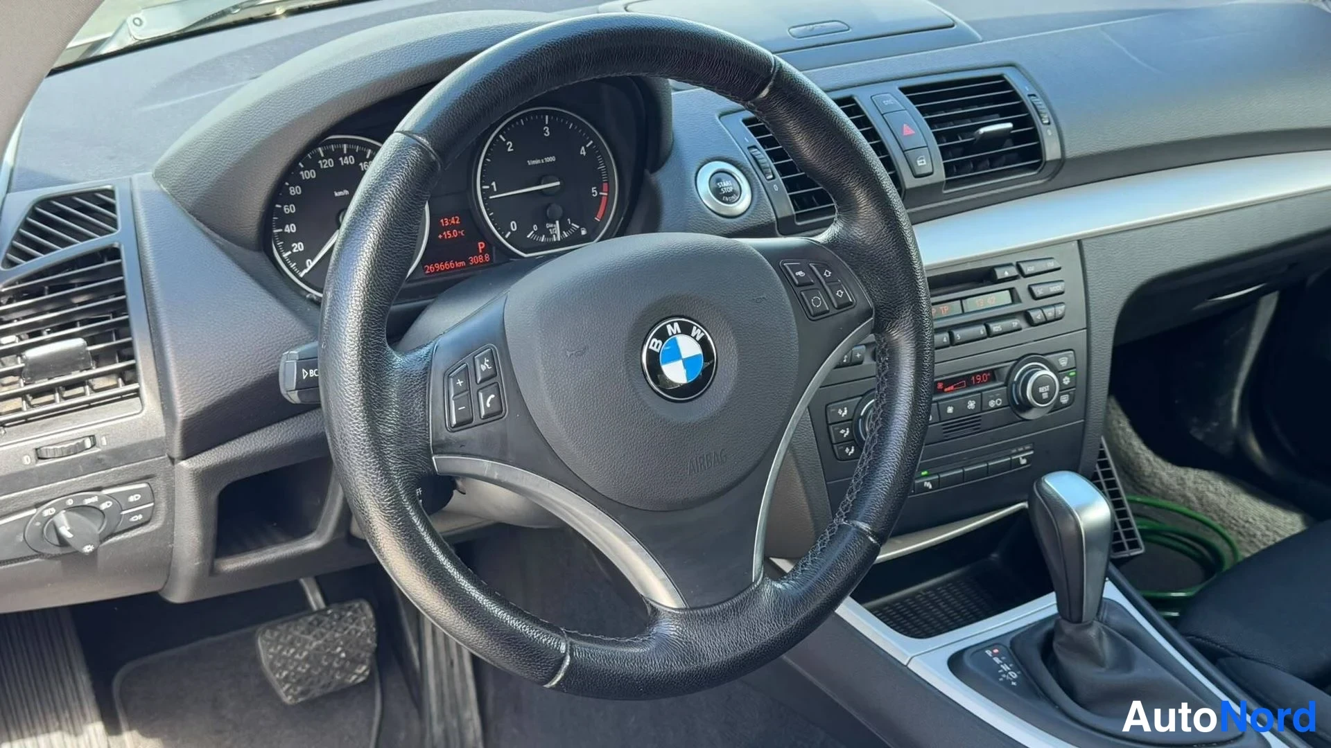 Sivulta: Ohjaamon kojelauta ja BMW-ohjauspyörä, mittarit ja automaattivaihteen valitsin näkyvissä