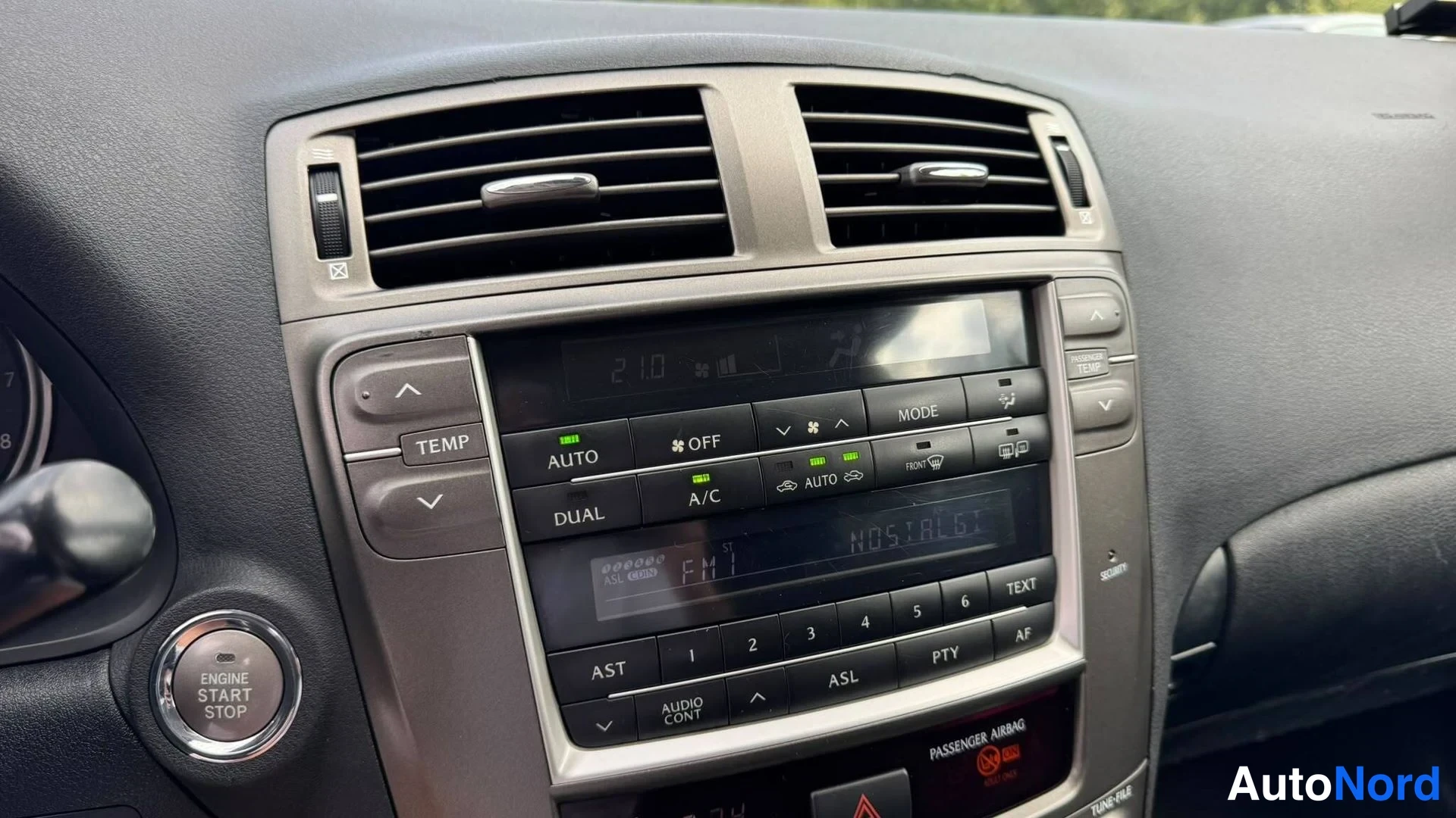 Muu: Kojelaudan keskusta: kahdenvälinen automaatti-ilmastointi (AUTO, DUAL, A/C), radio ja Engine Start Stop -käynnistysnappi.