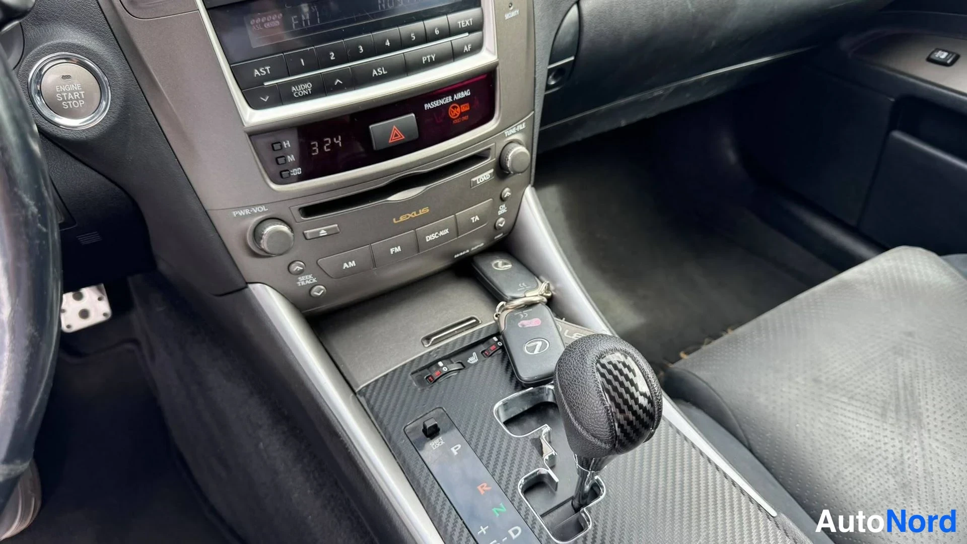 Muu: Automaattivaihteiston vaihteenvalitsin (P, R, N, D), kaksi avainkaukosäädintä konsolissa sekä Lexus-merkitty äänijärjestelmä.