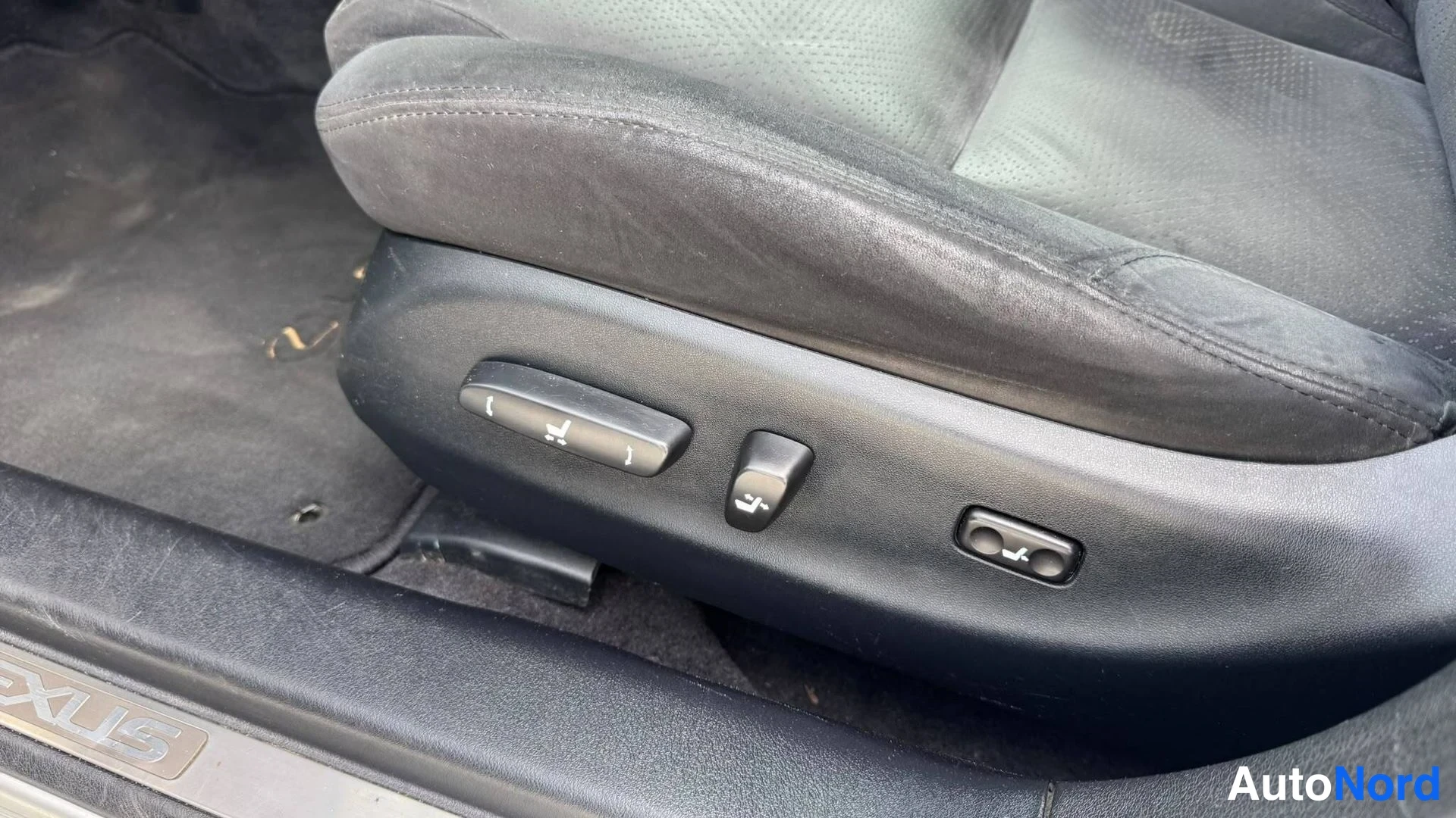 Muu: Sähköisesti säädettävän etuistuimen kytkimet istuimen sivussa; oven kynnyksessä LEXUS-koriste.