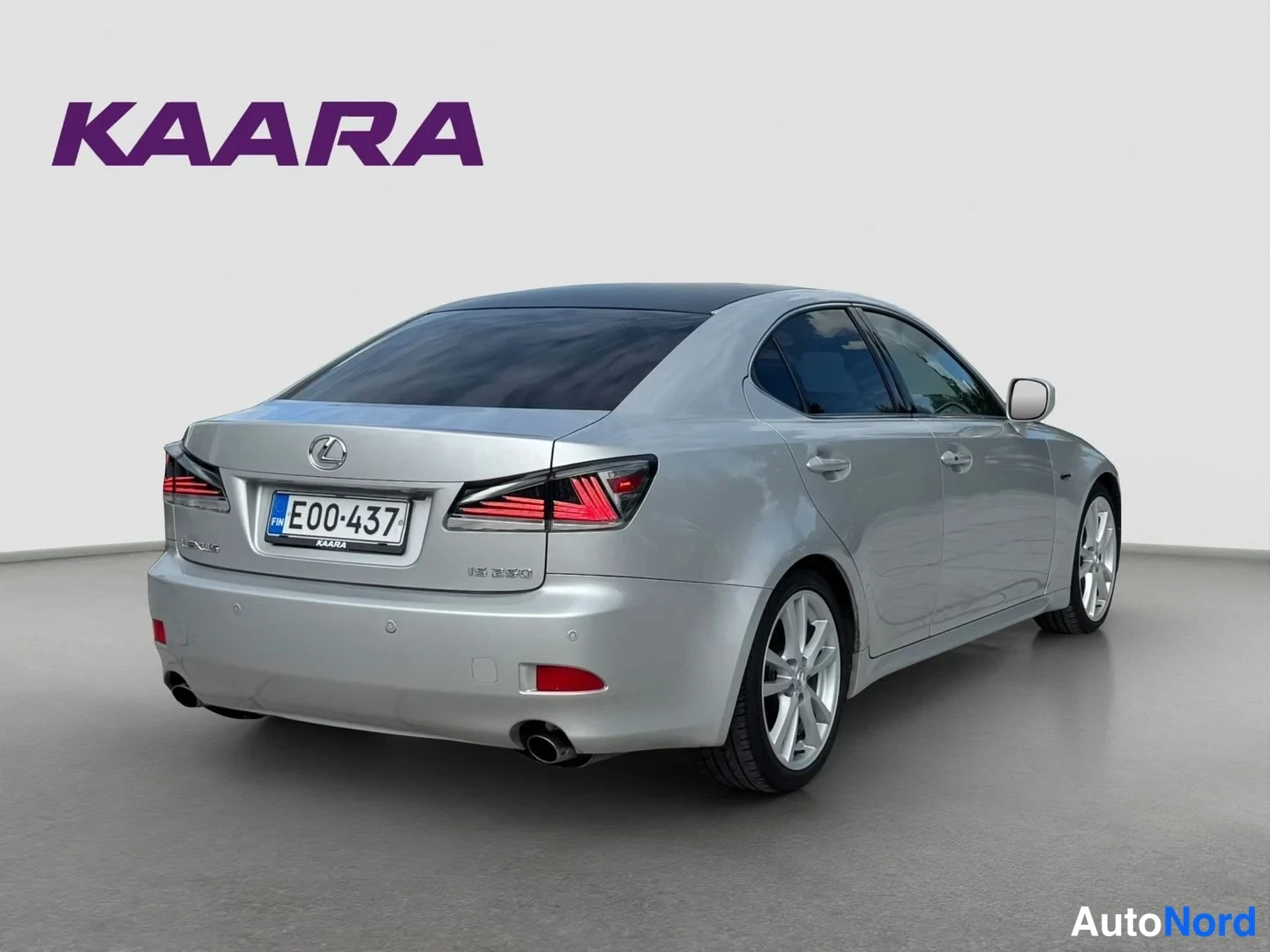 Takaviisto: Hopeanvärinen Lexus IS -sedan takaviistokuva vasemmalta; rekisteritunnus E00-437, Lexus-merkki ja IS 250 -teksti peräportissa, kaksi pakoputkea.