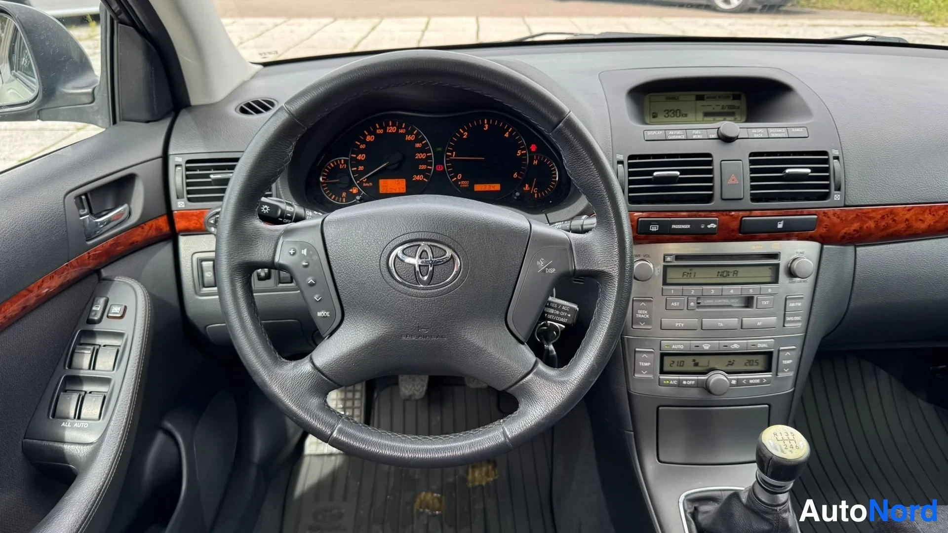 Muu: Ohjaamon vasen sivu: Toyota-merkkinen ohjauspyörä, kojevalot, ikkunanostimien kytkimet vasemmassa ovessa (A/C-tekstillä varustettu paneeli), radio ja manuaaline