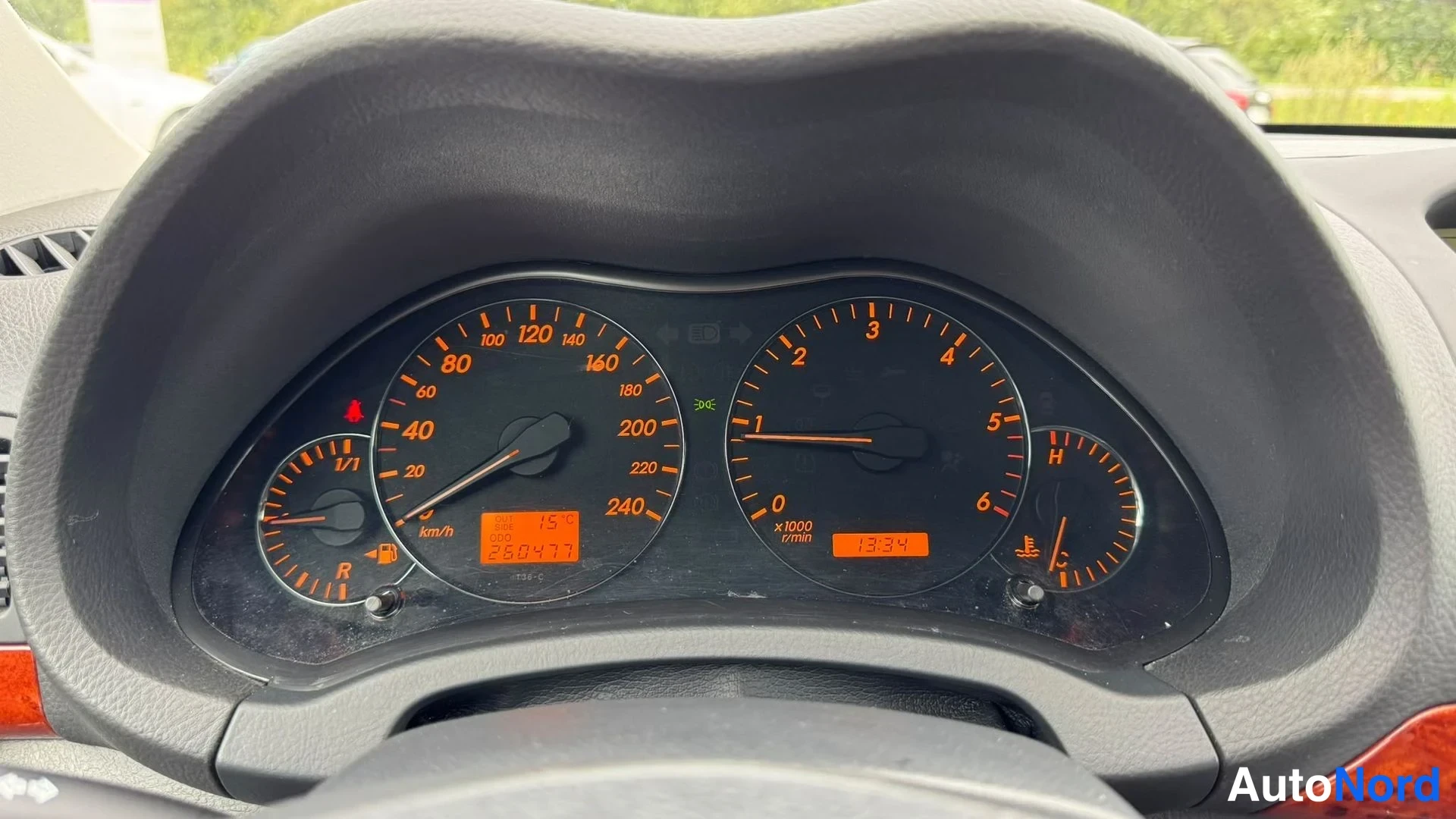 Muu: Kokovalot: nopeusmittari 0-240 km/h, kierrosmittari x1000 r/min, polttoainemittari ja lämpötilamittari. Digitaalinäytössä lukema 250477, kellonaika 13:34.