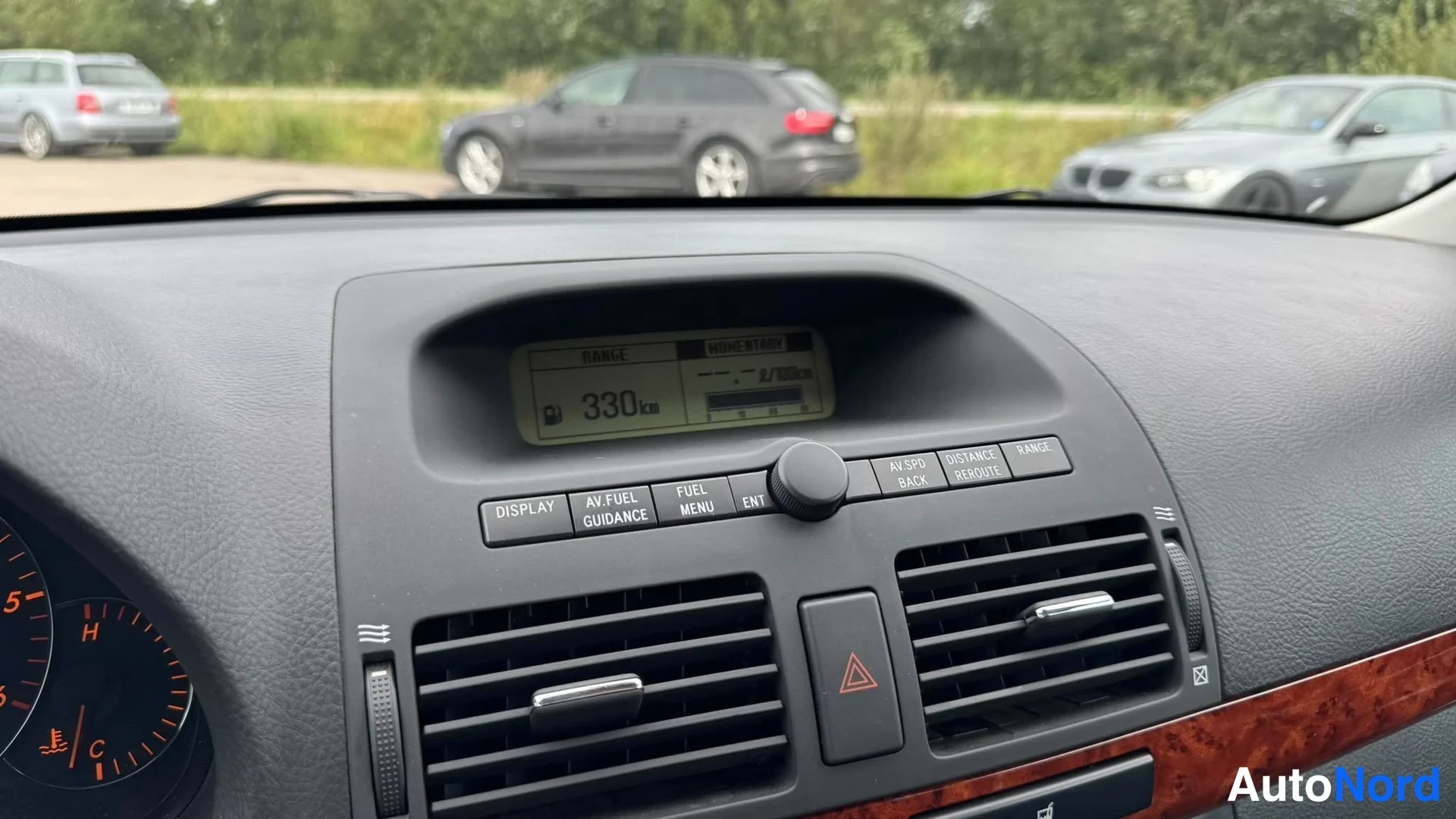Muu: Kojelevan mittariston yläosassa tietonäyttö, joka näyttää RANGE 330 km -arvon; näytön alla on DISPLAY-, FUEL MENU- ja ENT-painikkeet, vieressä varoitusvalopyyhe