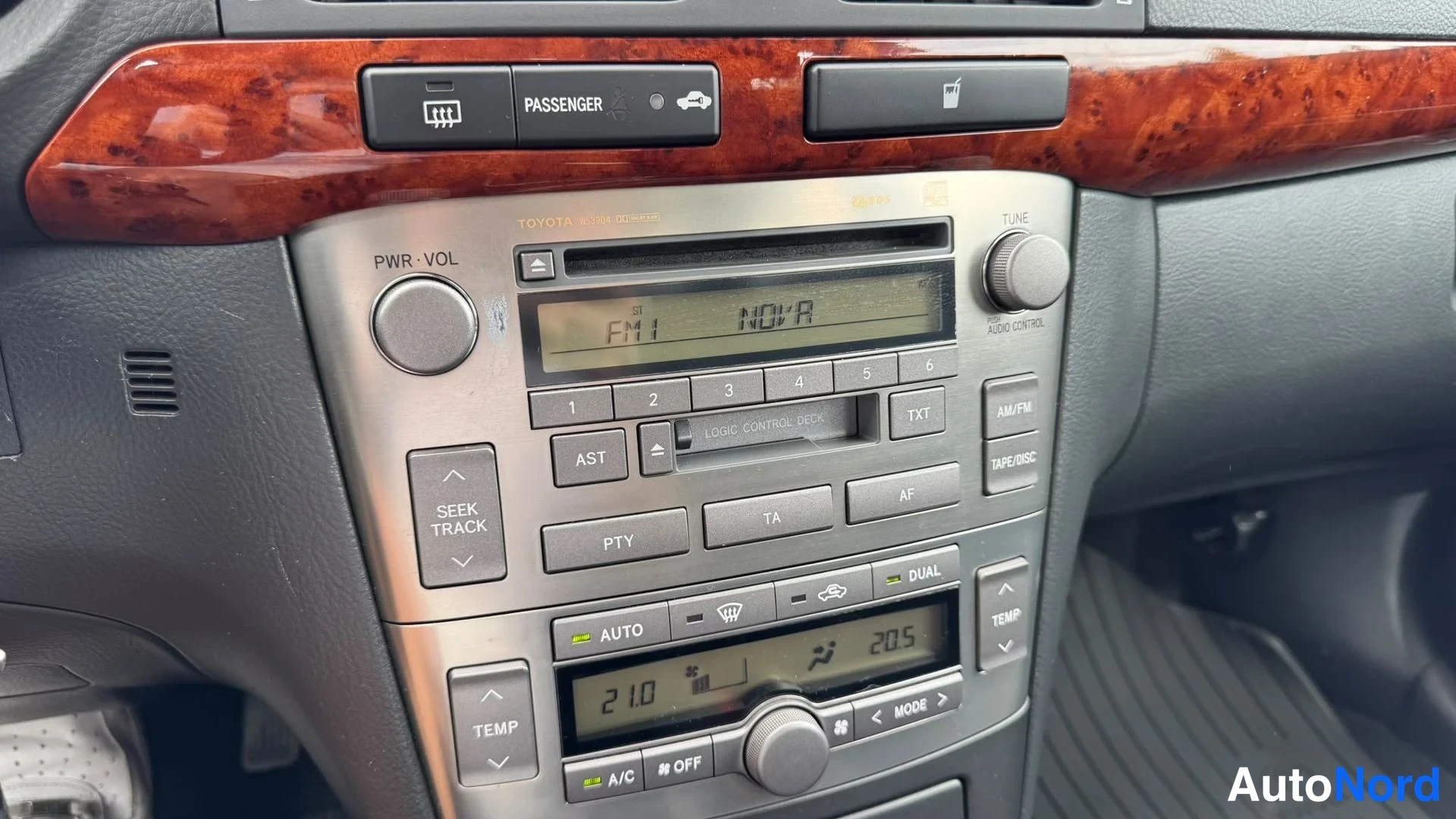 Muu: Keskikäyttöpöydän radiolaite ja kahden vyöhykkeen automatti-ilmastointi; näytössä FM1 -NO:A- sekä lämpötilat 21.0 ja 20.5, panelissa AUTO-, A/C-, TAPE/DECK- ja