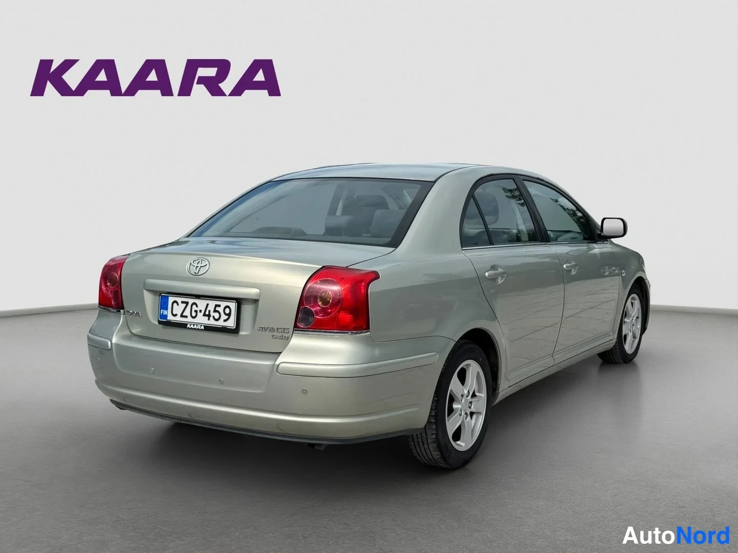 Takaviisto: Toyota Avensis -sedan takavino kuvassa, hopeanharmaa, rekisteritunnus