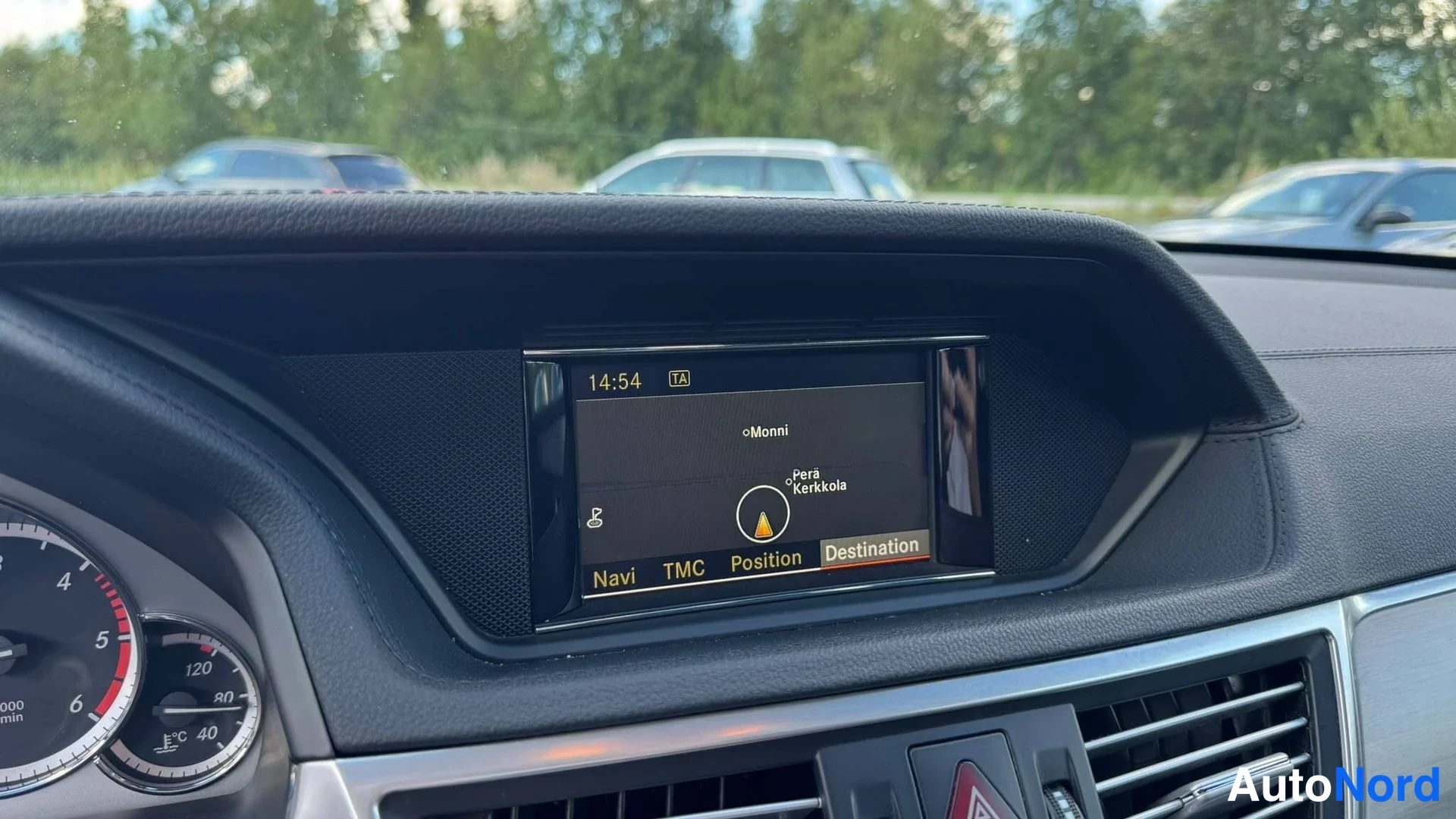 Muu: Kojelaudan infotainment-näyttö näyttää navigointinäkymän kohteella Monni ja kellonajalla 14:54; valikossa Navi, TMC, Position, Destination.