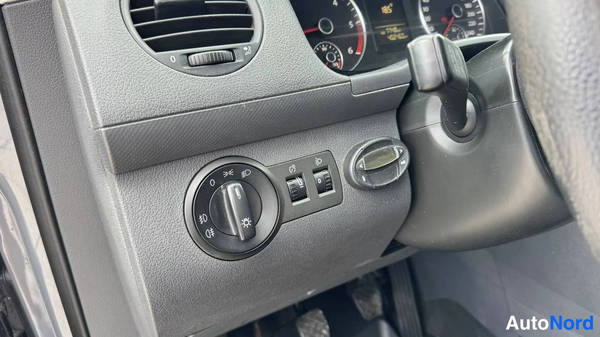 Yksityiskohta: Ohjaamon valokytkimet: sumuvalokytkin, AAL-kytkimet ja elektroninen pikkupeili Volkswagen Caddy -sisustassa.