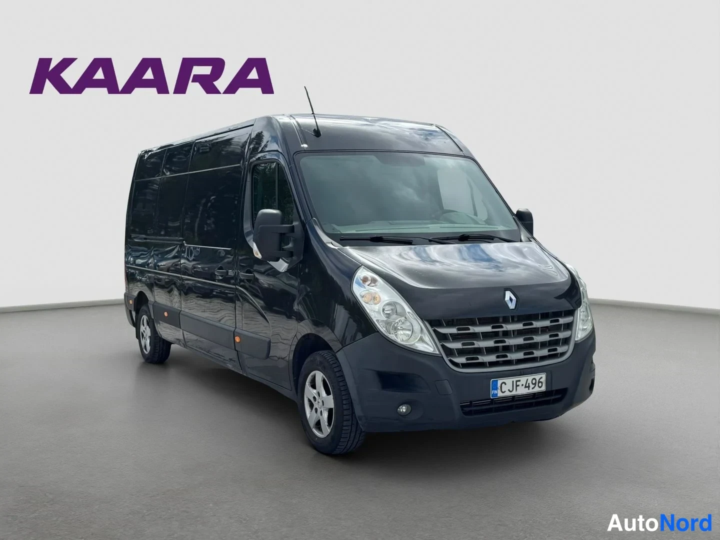 Etuviisto, nokka oikealle: Renault Master -pakettiauto etuviistöstä vasemmalta näkyen, tumma, rekisteritunnus.