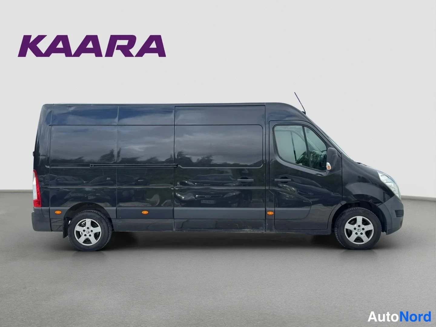Etuviisto, nokka oikealle: Renault Master -pakettiauto sivulta oikealta näkyen, tumma.