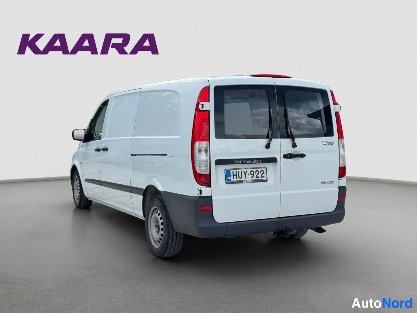 Takaviisto: Mercedes-Benz Vito -pakettiauton takakolmannesvaaka kuvaus: takakansi, takavalot ja rekisterikilpi näkyvät. Auton koriväri on valkoinen.