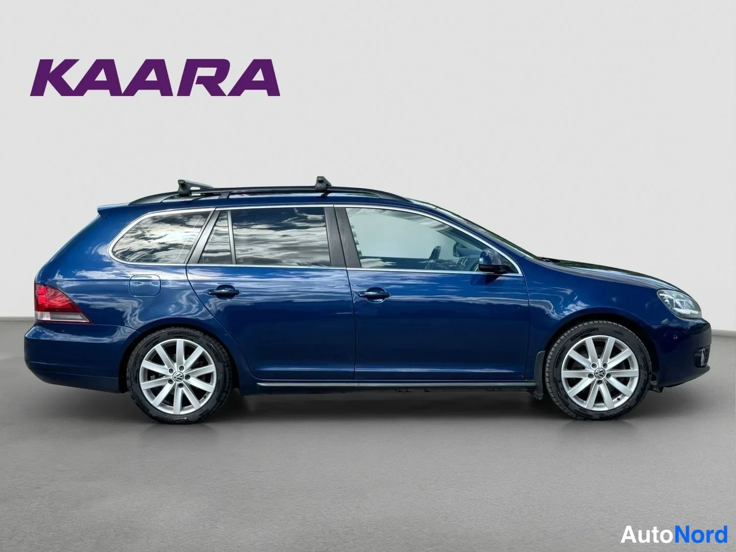 Sivulta: Sininen Volkswagen Golf Variant -asematakki sivulta kuvattuna, kattoteline näkyy katolla.