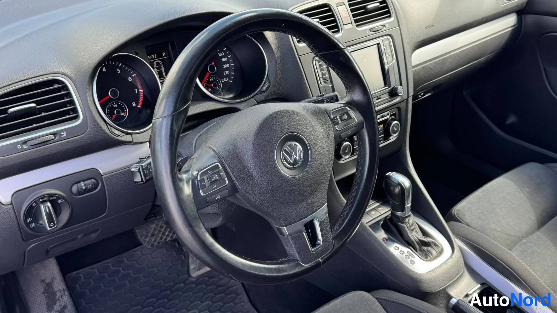 Muu: Volkswagen-ohjauspyörä, instrumentit ja automaattivaihteen valitsin, musta sisusta