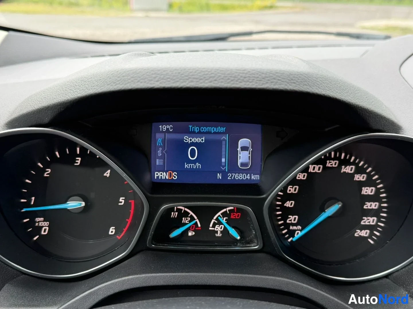 Muu: Kojelaudan mittaristö: Nopeusmittari, kierrosmittari ja polttoainemittari; näytössä Trip computer, nopeus 0 km/h, lukema 276804 km ja lämpötila 19 °C.