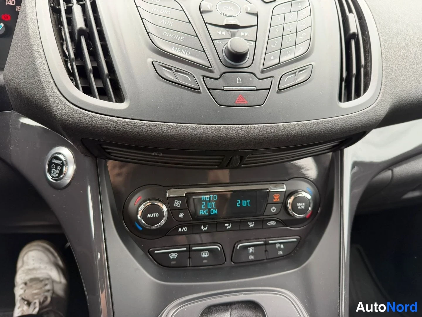 Muu: Keskiökosoleus: AUTOnäyttö, joka näyttää 'AUTO 21.0C A/C ON' molemmilla kylillä; AUDIO-, RADIO-, AUX-, PHONE-, MENU- ja näppäimistö-painikkeet, A/C-, lämmitys-