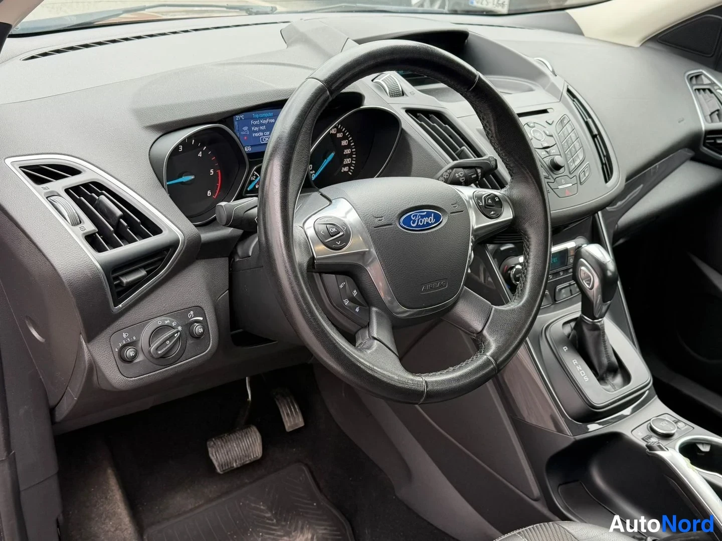 Muu: Auton ohjaamo: Ford-merkkinen ohjauspyörä, kojelaudan mittarit ja automaattivaihteen valitsin.