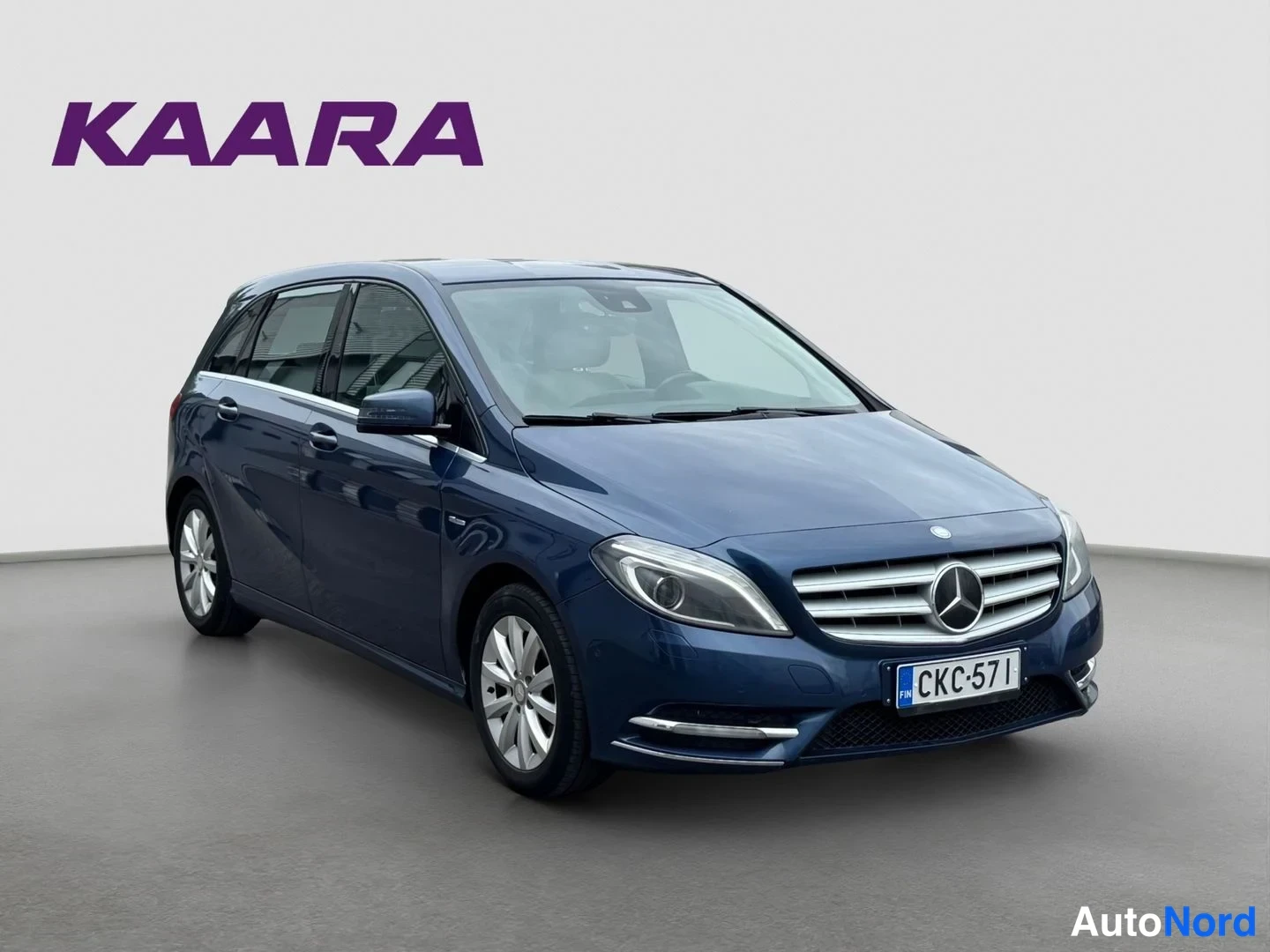 Etuviisto, nokka oikealle: Sininen Mercedes-Benz B -malli etu-kolmasosakulmassa nokka oikealla, rekisterikilpi.
