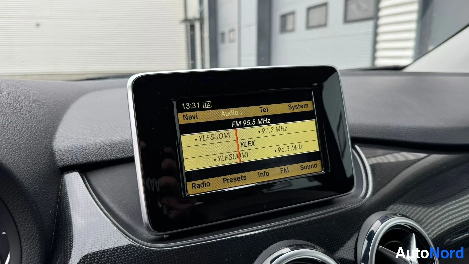 Muu: Kojelaudan näyttö radiovalikossa, taajuus FM 95,5 MHz ja YLE-kanavalista.