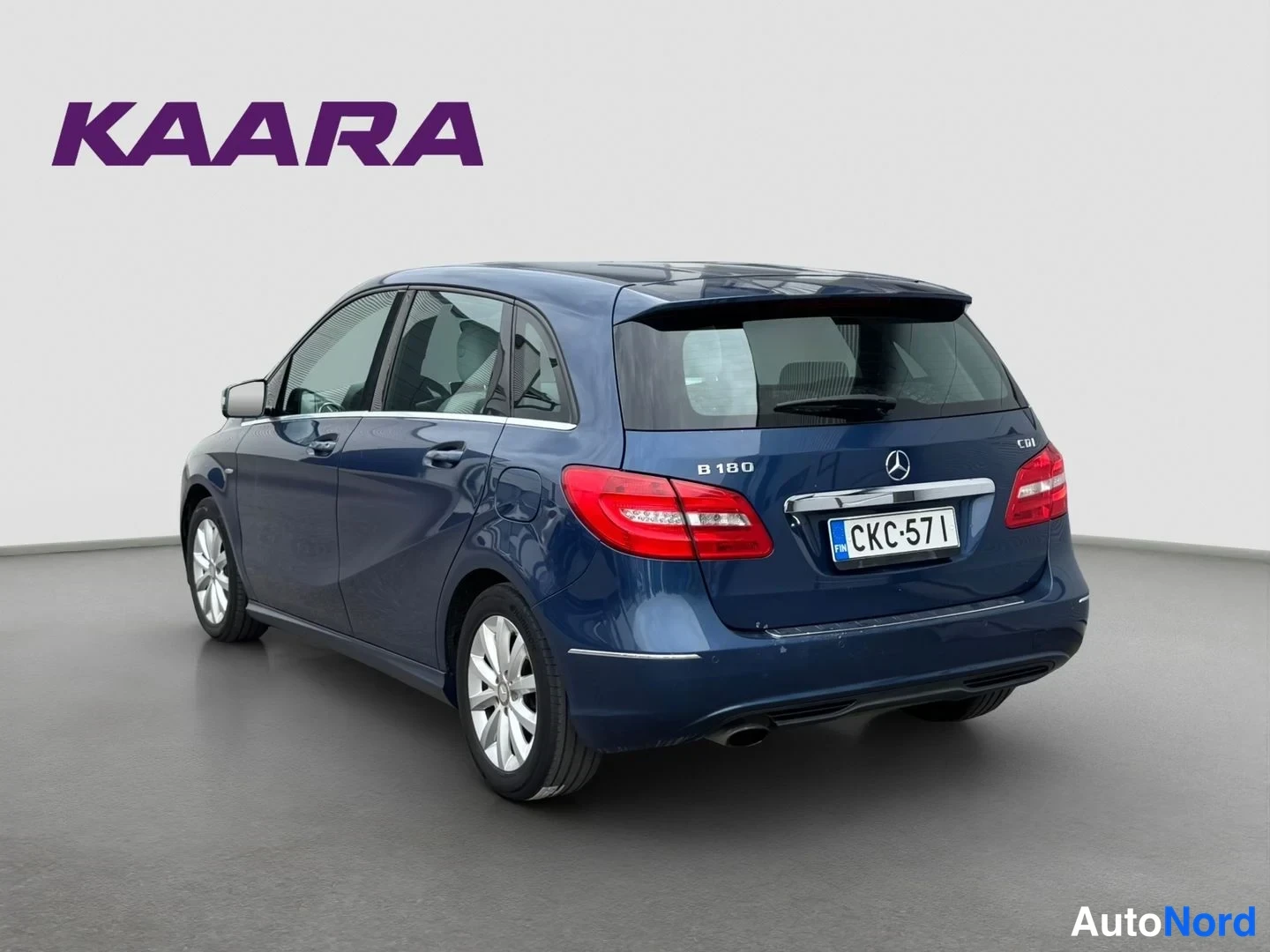 Takaviisto: Sininen Mercedes-Benz B-sarja takaa katsottuna hallintatilassa, rekisterikilpi.