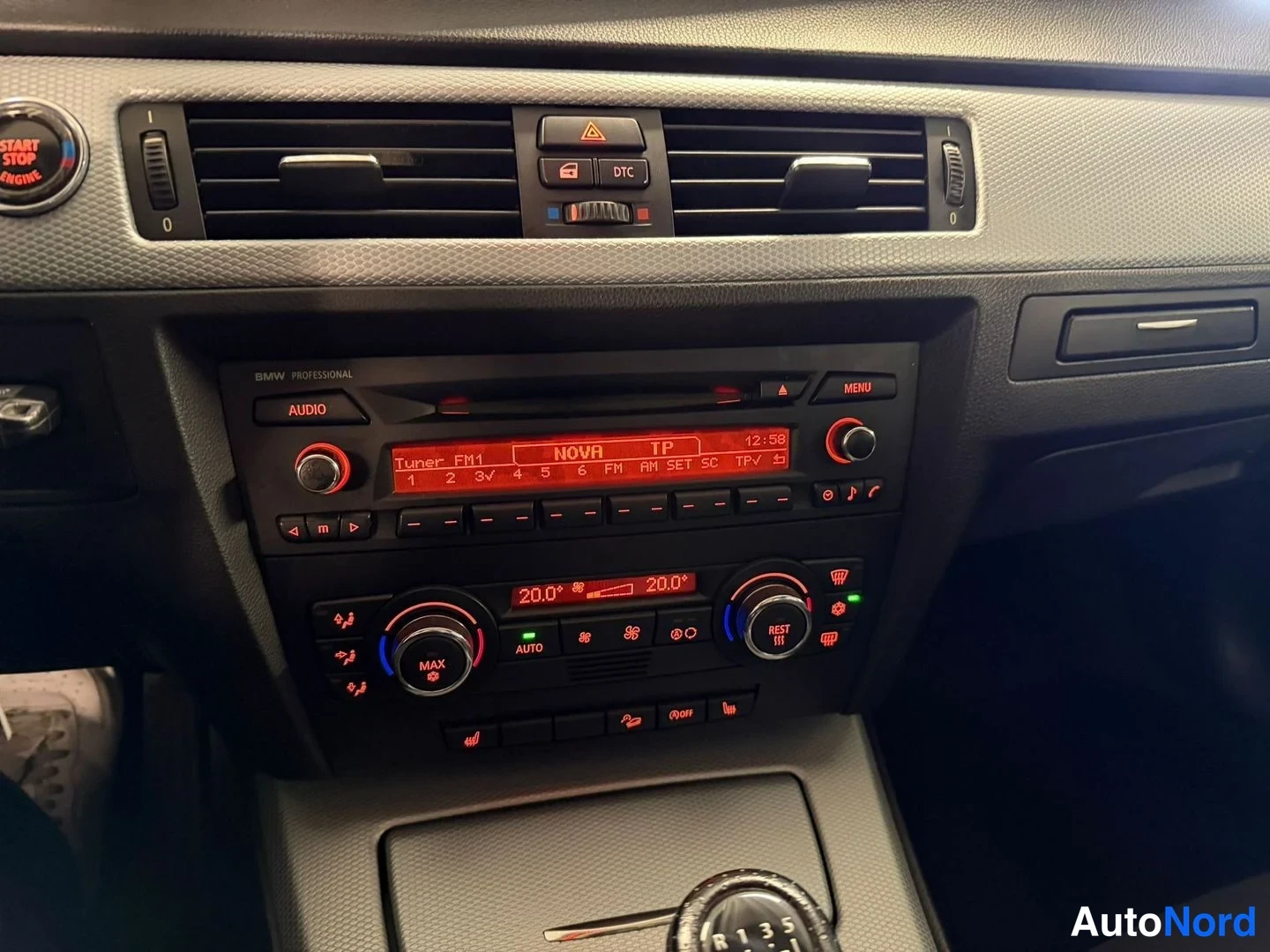 Muu: Kojelaudan keskiosa: BMW Professional -radio, automaattinen kaksitoiminen ilmastointi 20,0° molemmin puolin ja Start/Stop Engine -käynnistysnappi.