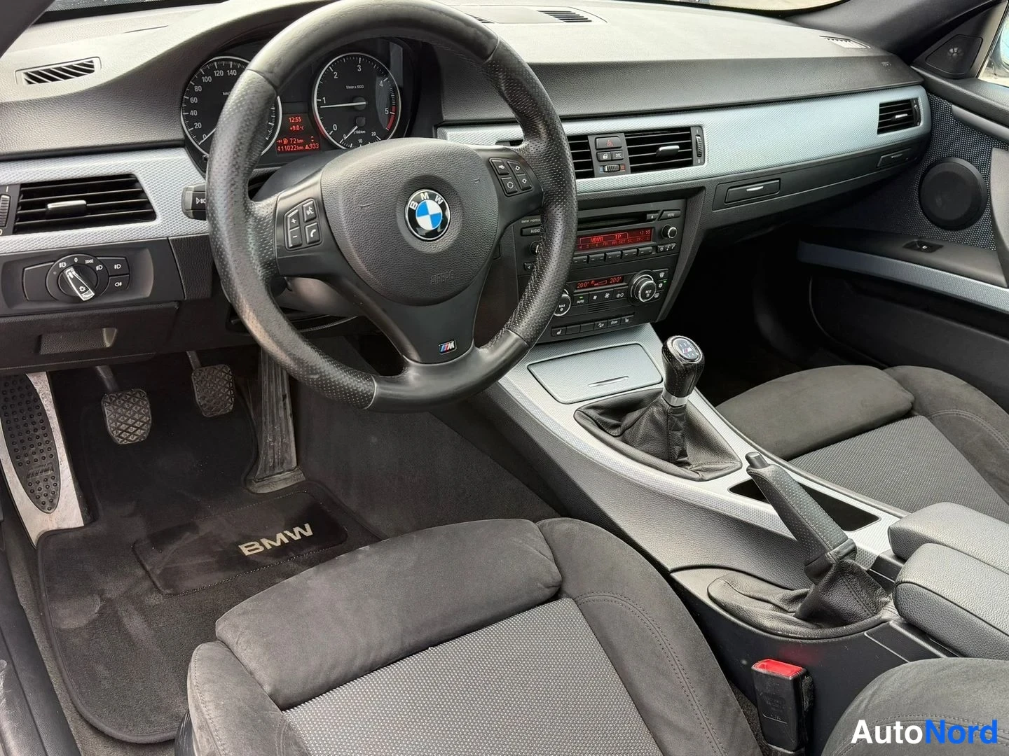Muu: BMW:n ohjaamo: multifunktio-ohjauspyörä, käsivalinta vaihdin ja radio.