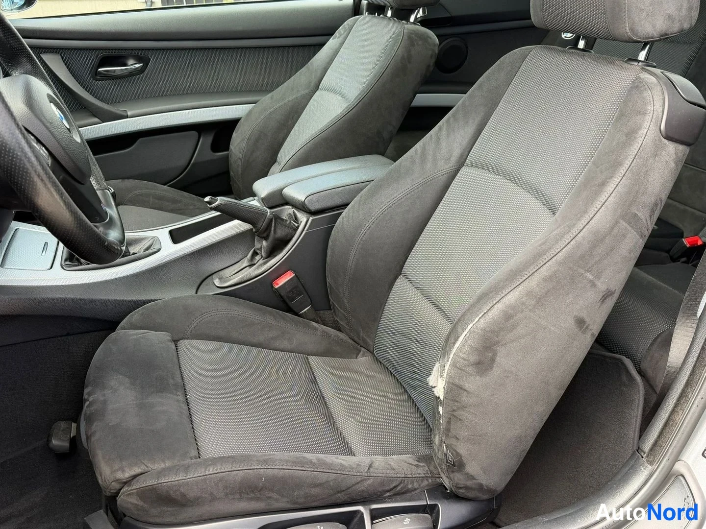 Muu: Kaksi tummaa urheiluistuinta BMW:n sisällä.