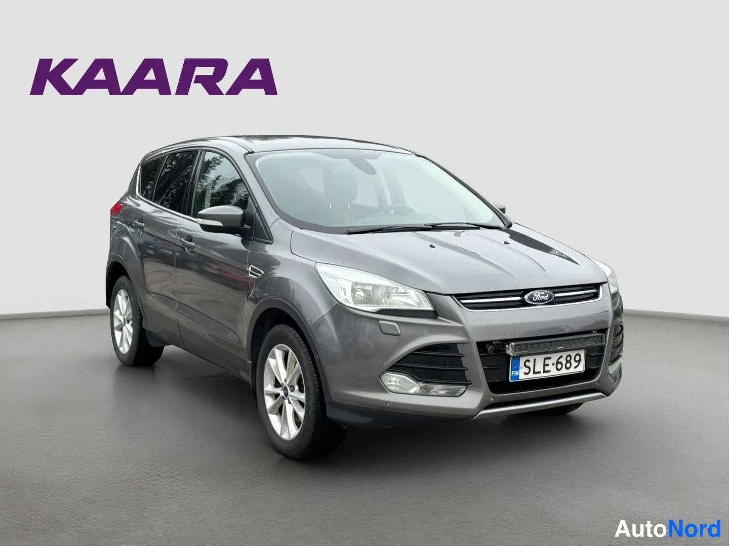 Etuviisto, nokka oikealle: Ford Kuga etukulmasta oikealta, tummanharmaa, rekisteritunnus
