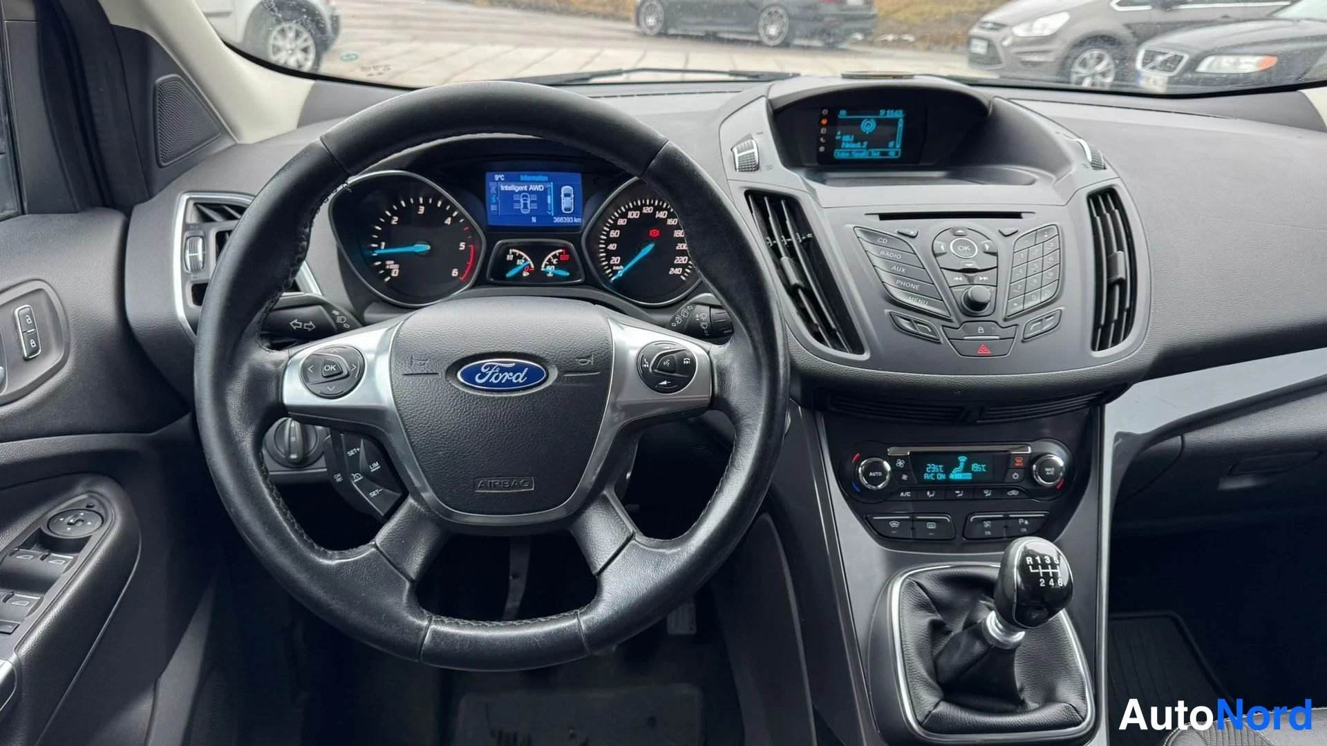 Muu: Ohjaamon etunäkymä: Ford-ohjauspyörä, analogiset mittarit, keskikonsolin infonäyttö ja kuusivaihteinen manuaalivaihtovipu.