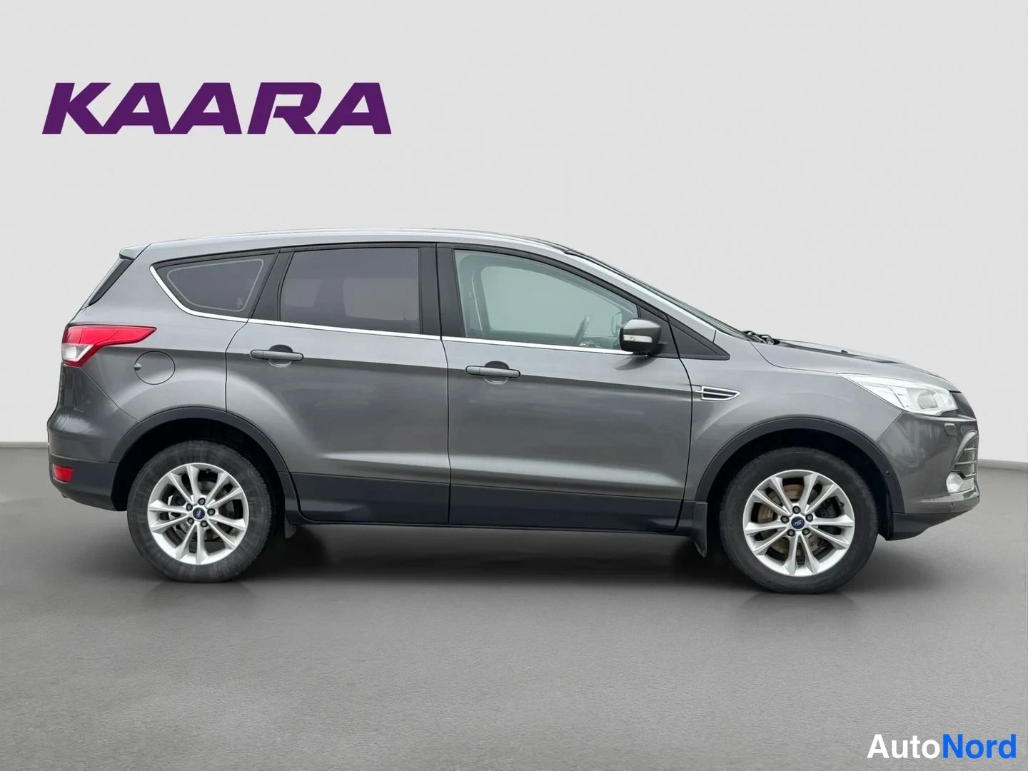Sivulta: Ford Kuga sivulta vasemmalta, tummanharmaa