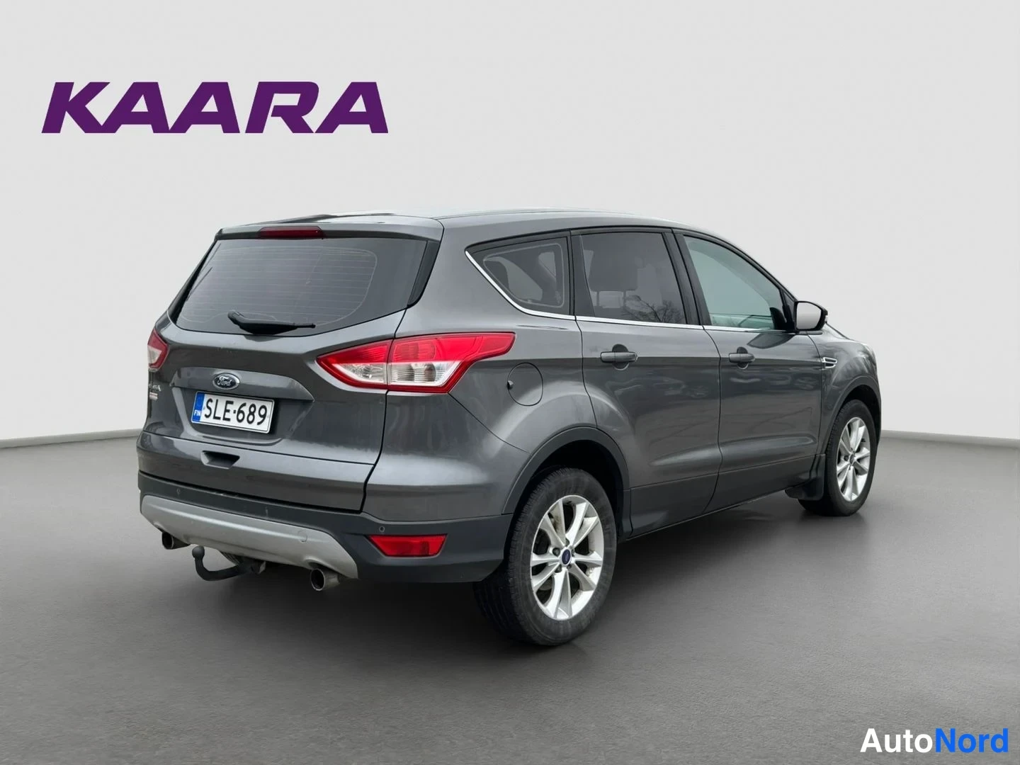 Takaviisto: Ford Kuga takakulmasta vasemmalta, tummanharmaa, rekisteritunnus, takaveto