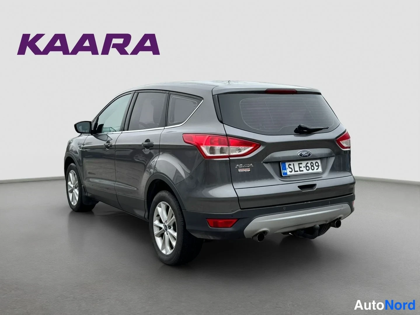 Takaviisto: Ford Kuga:tta takaa yläviistosta; rekisterikilpi, tummanharmaa koripohja, takavalojen ja Fordin merkki erottuvat.