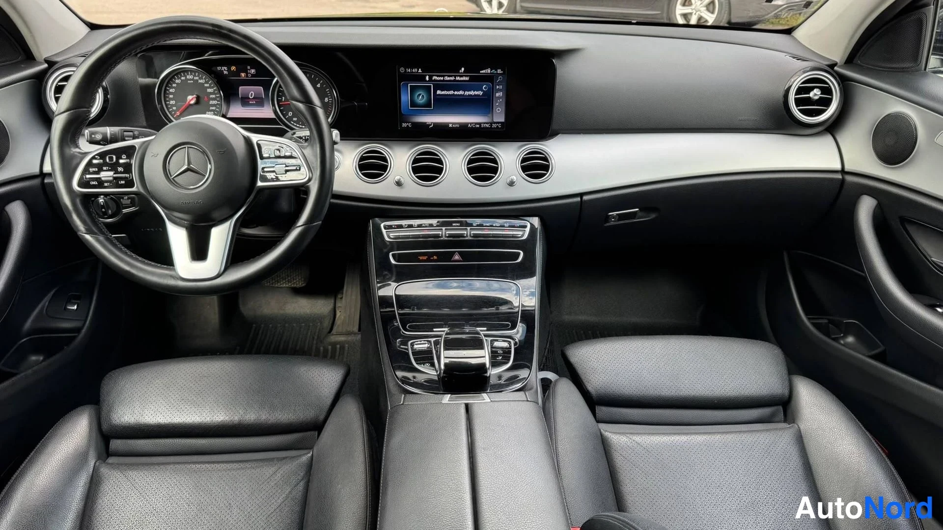 Muu: Auton sisätilat: Mercedes-ratti, analogiset mittarit ja keskinäyttö, neljä ilmastointiventtiiliä, musta sisusta ja nahkatuolit.