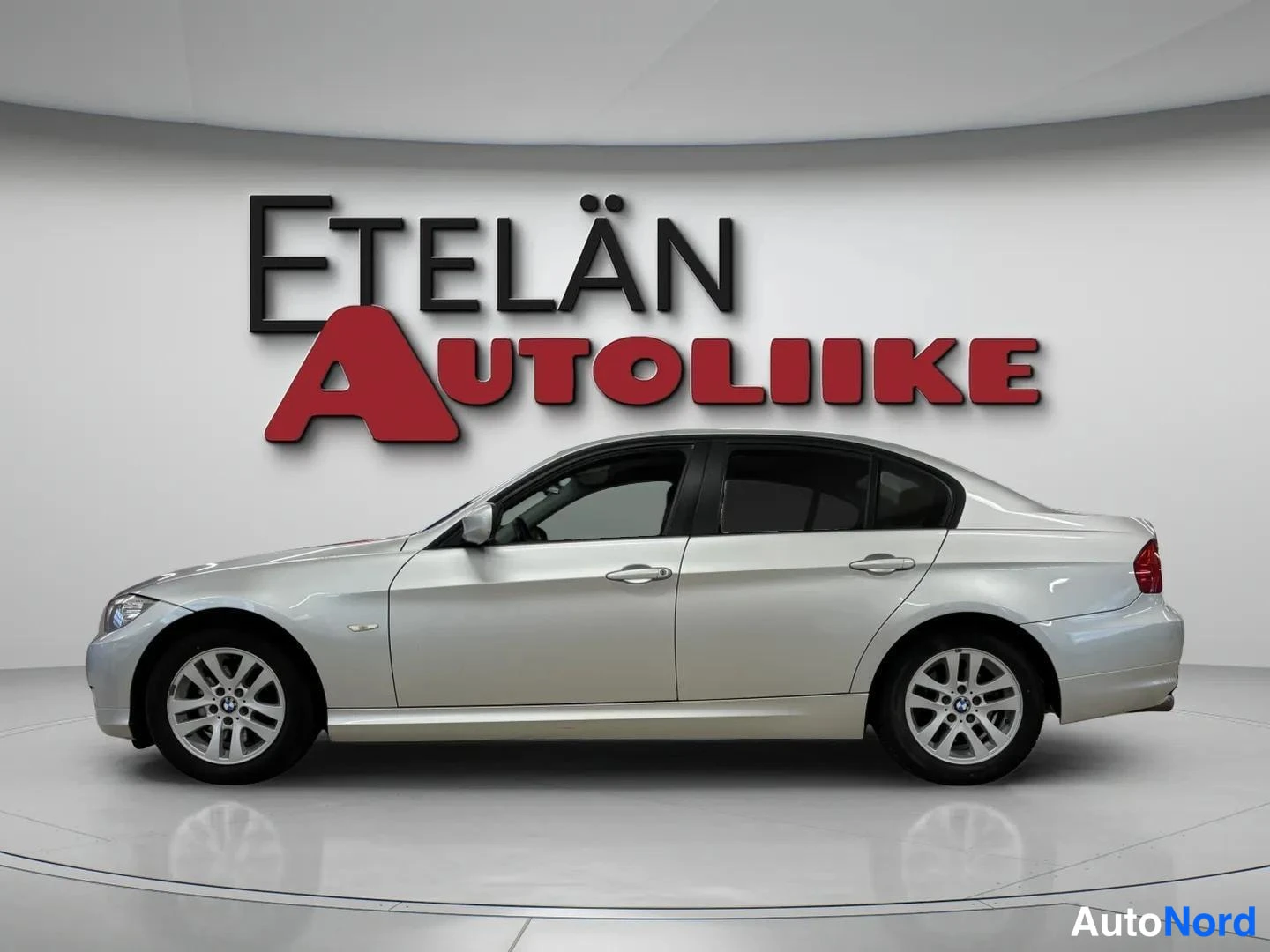 Harmaa BMW 320d 2011, takaviisto, kuva 4