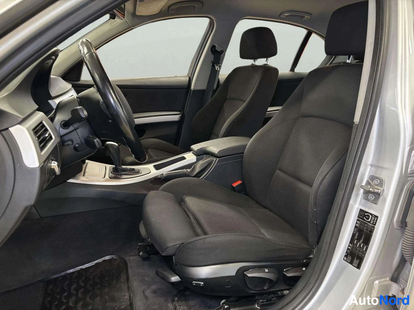Harmaa BMW 320d 2011, etuistuimet, kuva 11
