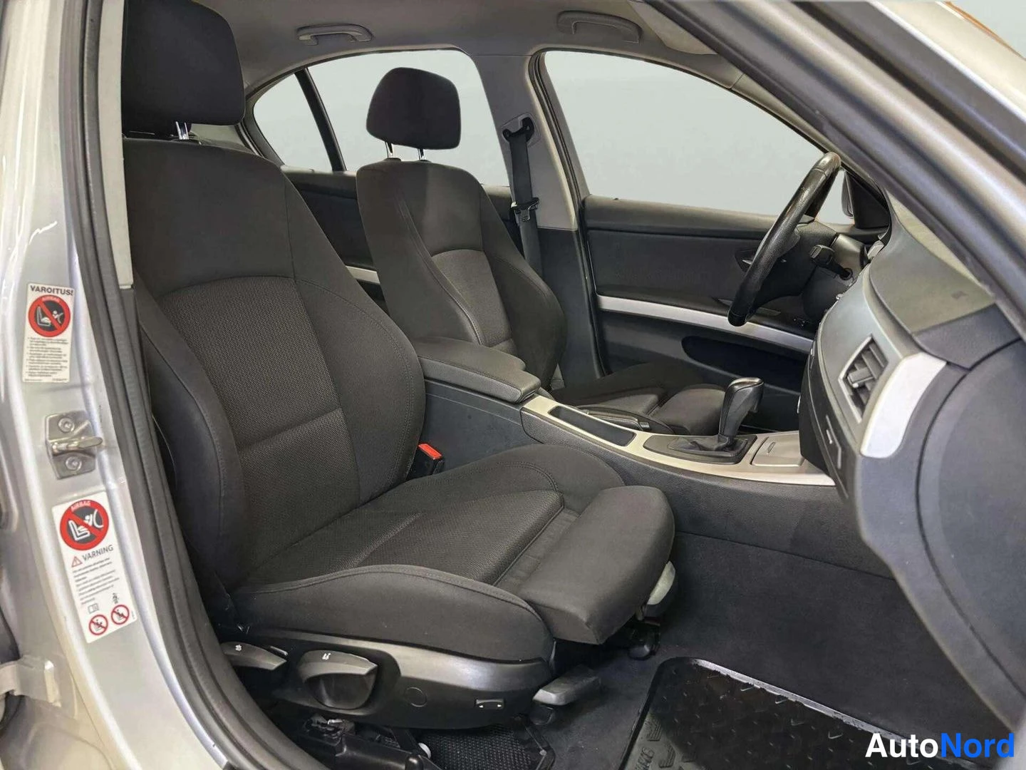 Harmaa BMW 320d 2011, etuistuimet, kuva 12