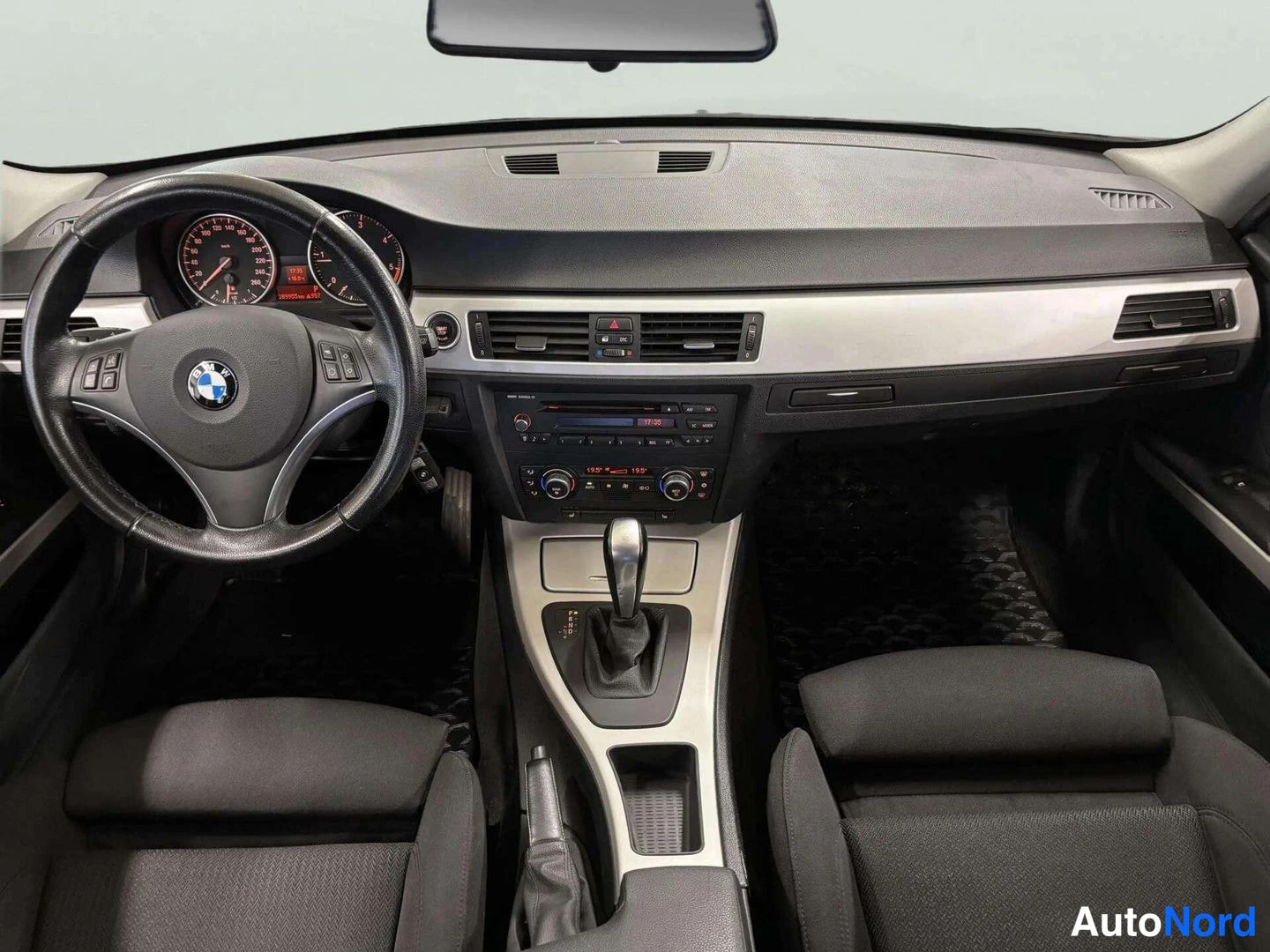 Harmaa BMW 320d 2011, ohjaamo, kuva 10