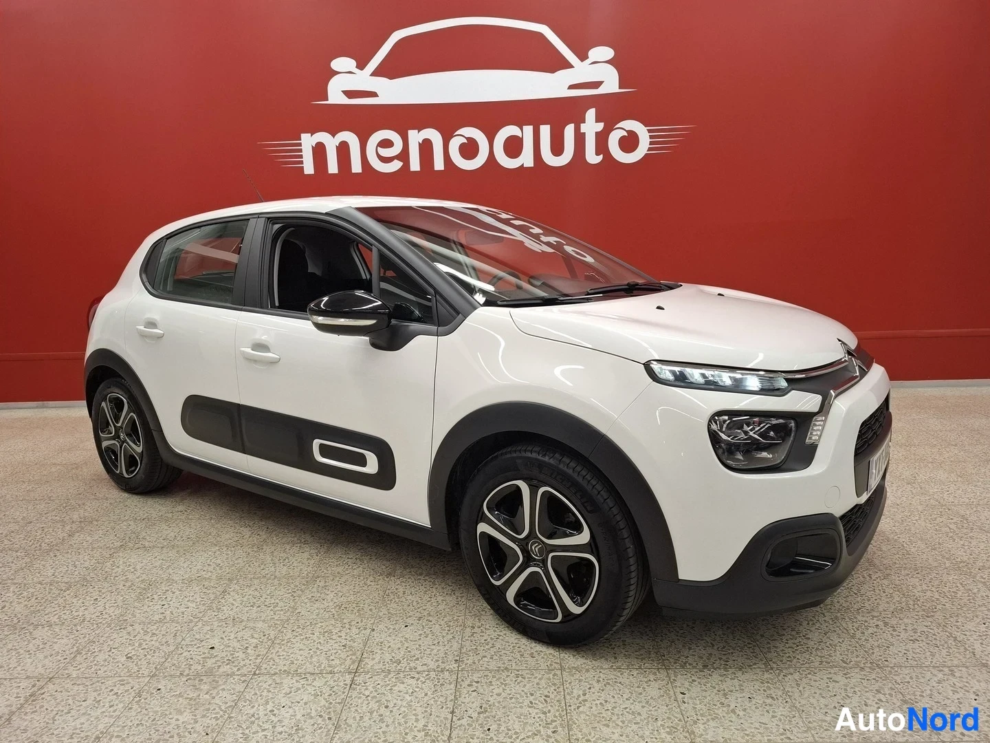 Etuviisto, nokka oikealle: Citroën C3 viistoperä valkoinen korilla, kolmea neljäsosaa edestä oikeaa nurkkaa; tummat ilmalleikot ja keulavalot näkyvät.
