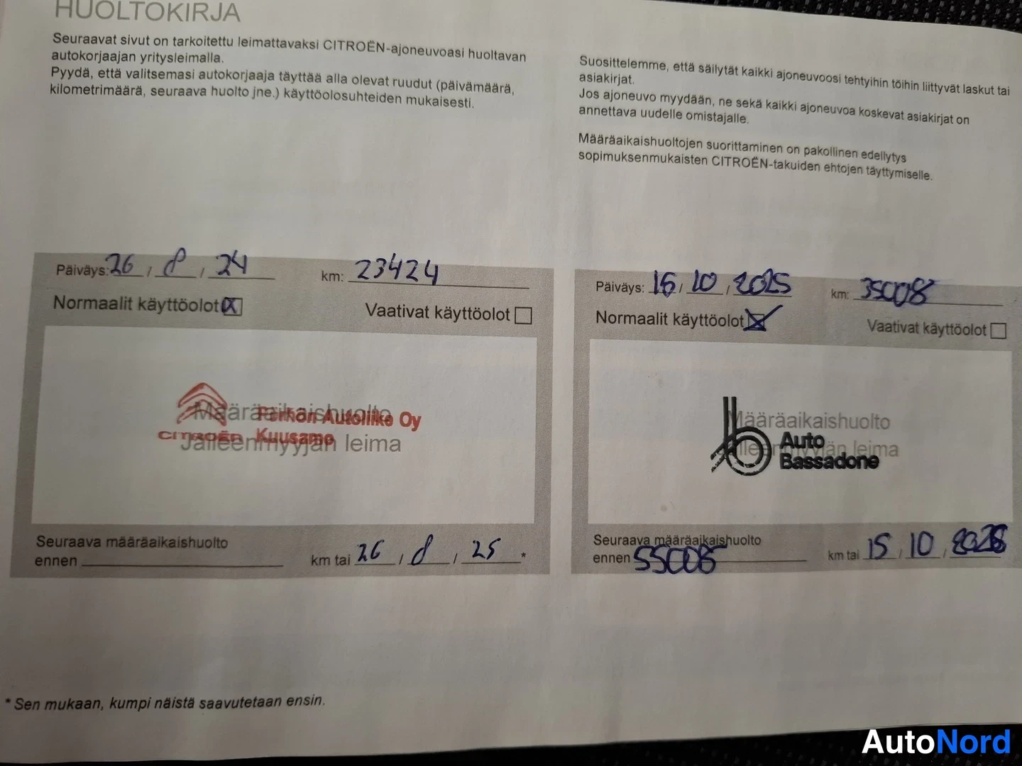 Muu: Citroën-huoltokirjan sivu, jolla kaksi täytettyä määräaikaishuoltomerkintää ja leimat