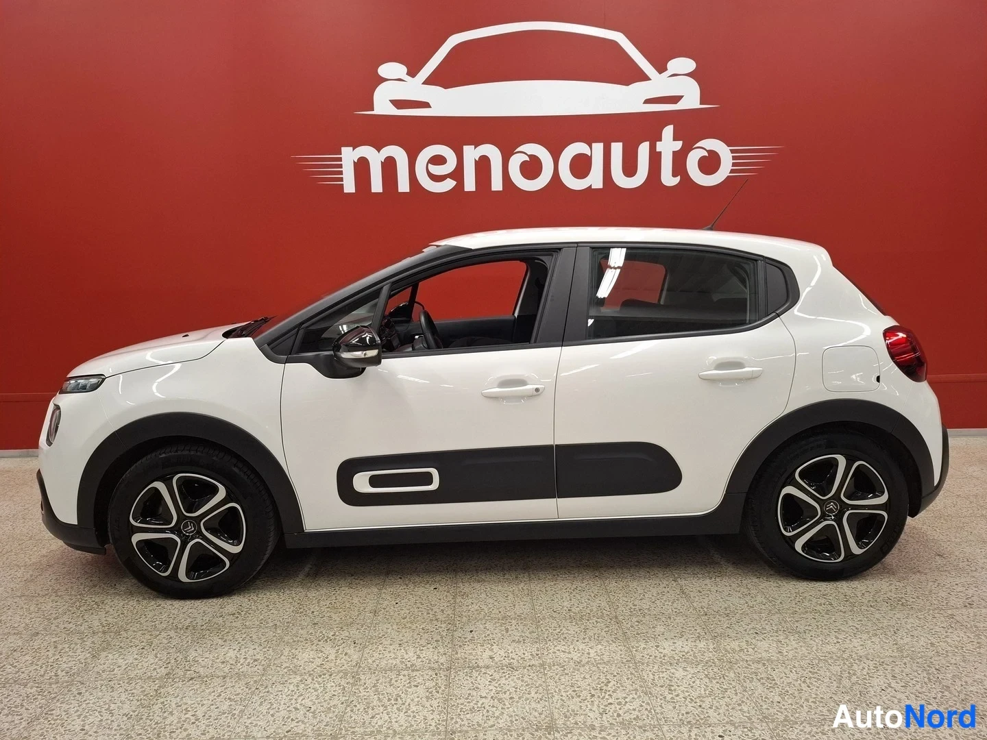 Sivulta: Citroën C3 -viistoperä valkoisena sivulta kuvattuna, ovissa ja lokasuojissa mustat muoviosat.